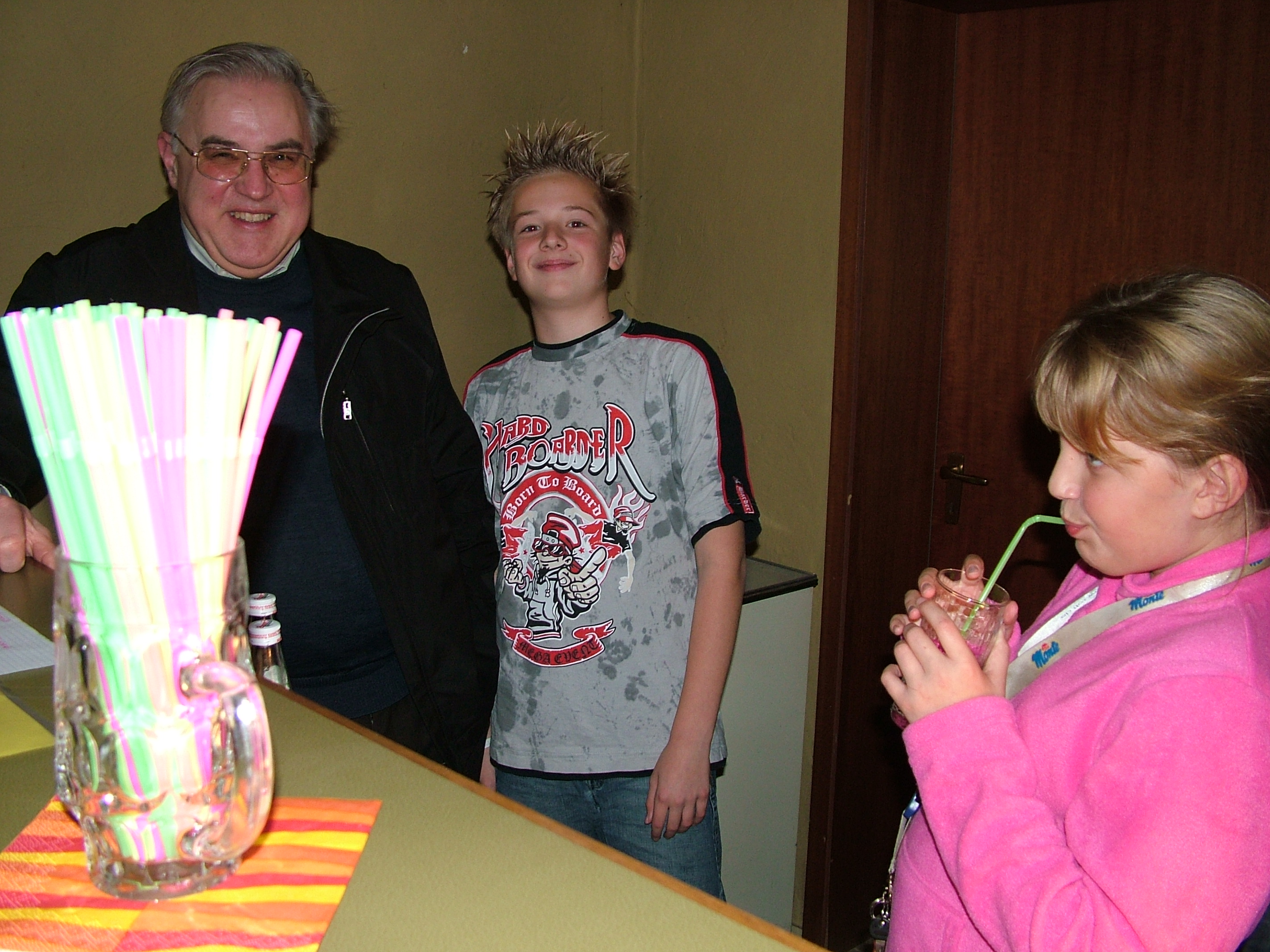 Pfarrer Feineis (links) am Tag der Neueröffnung des renovierten Pfarrheims