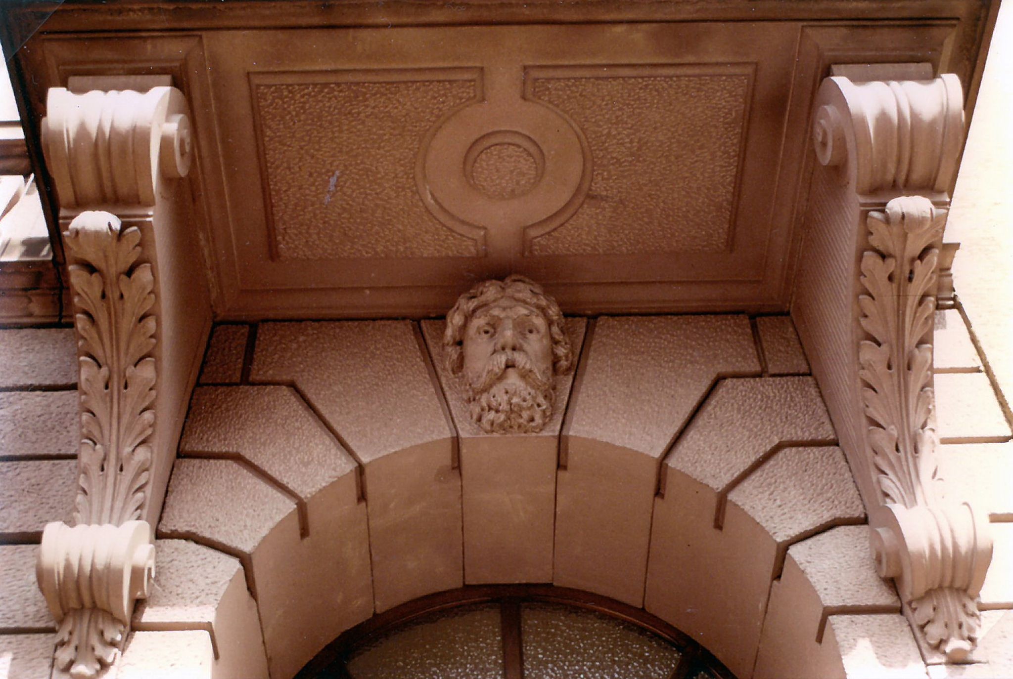 Eingangsportal des Beamtenbaues