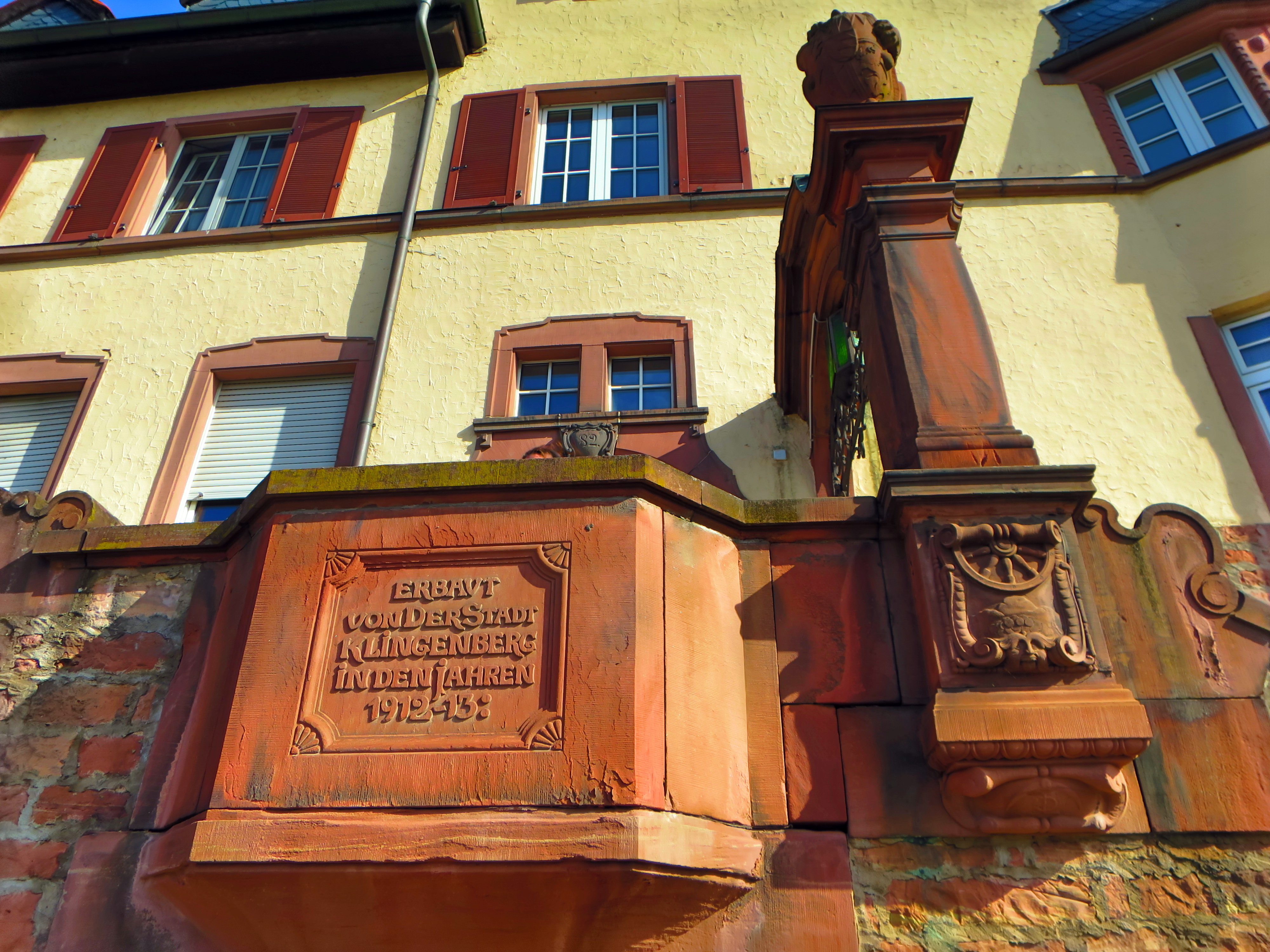 Tafel und freistehender Portalbogen aus Sandstein