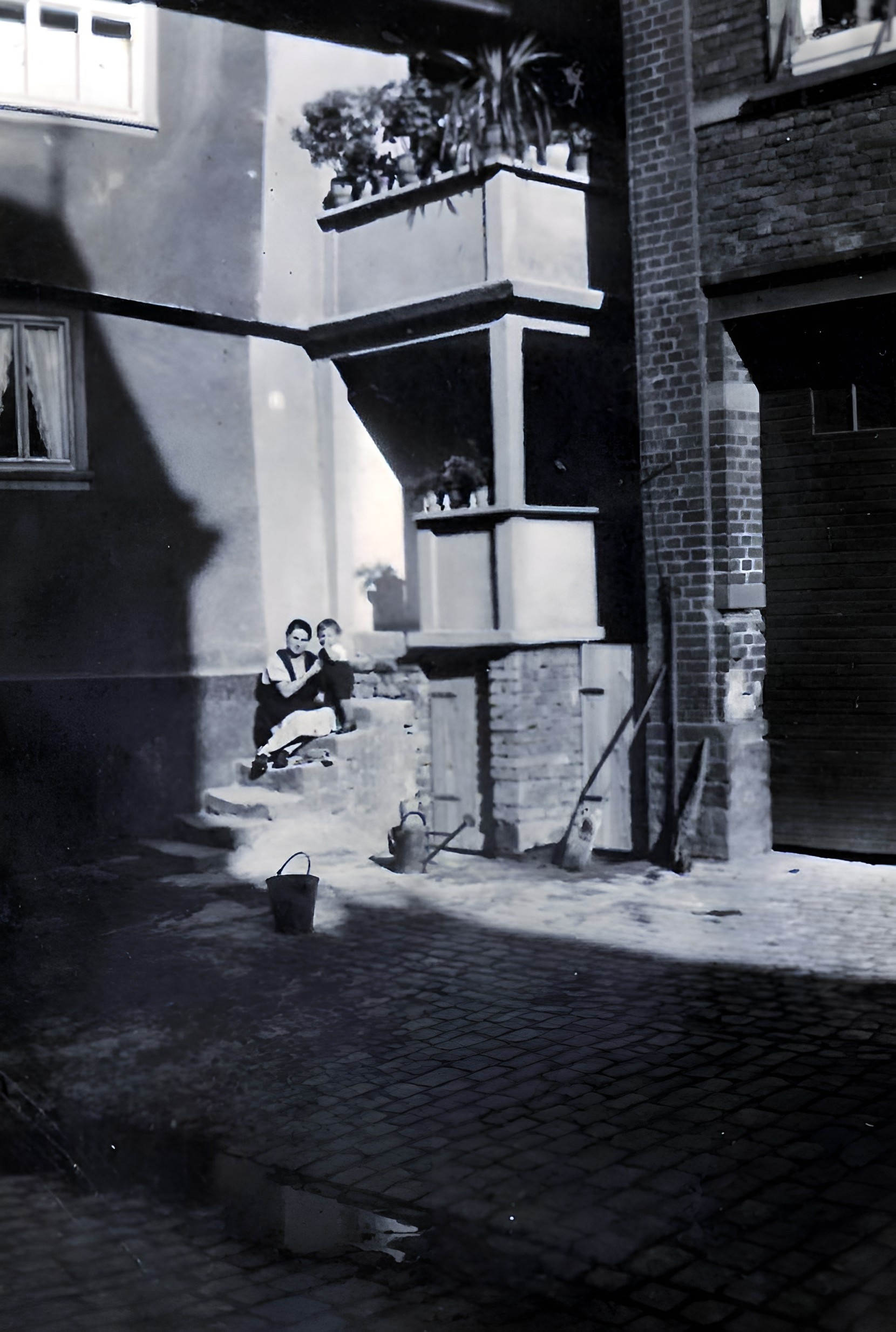 Am Hauseingang der Mainstraße 1 im Jahr 1935