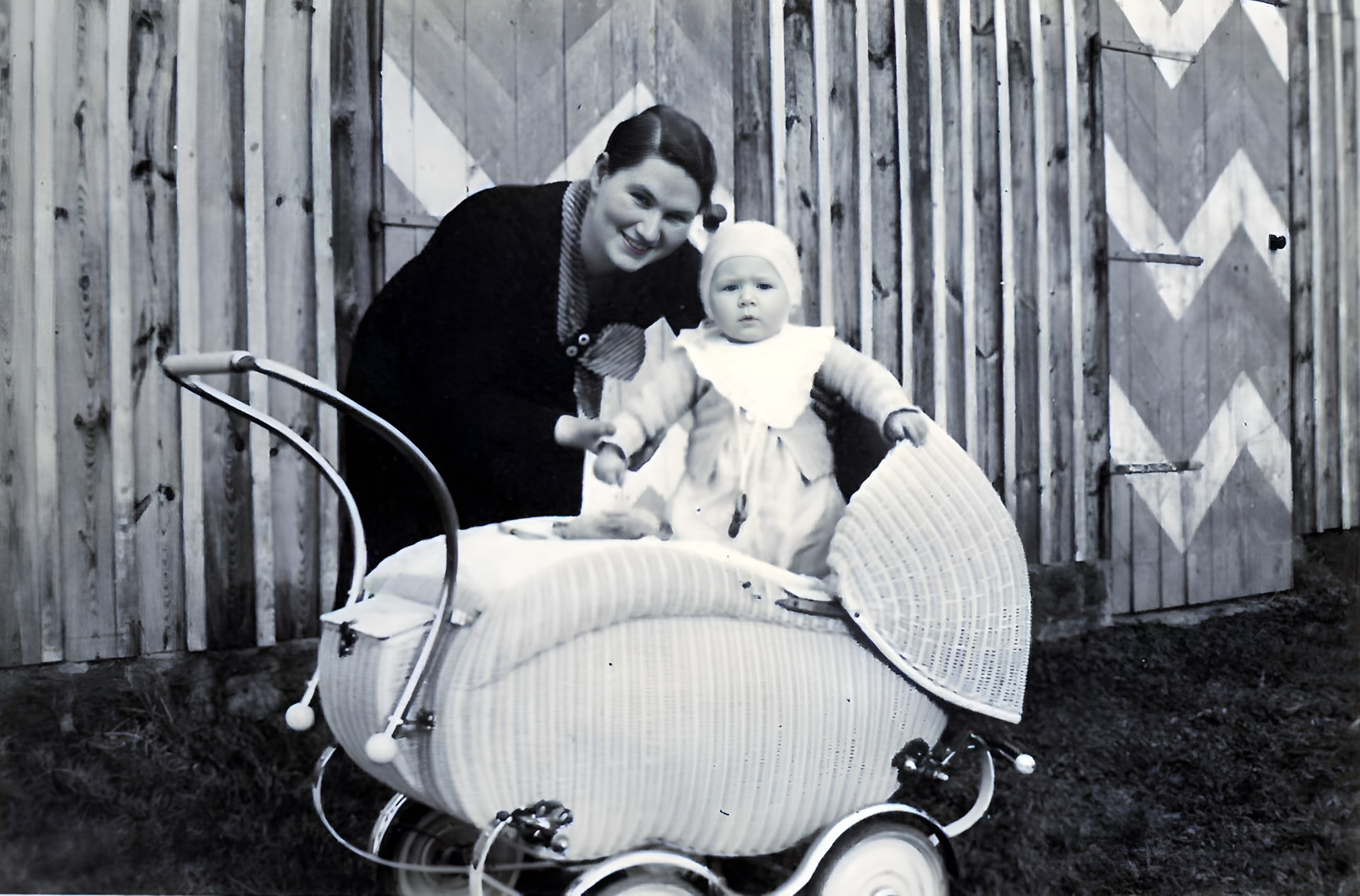 Friedel Mallad (geb. Eckert) mit Sohn Werner am Bootshaus im Jahr 1939