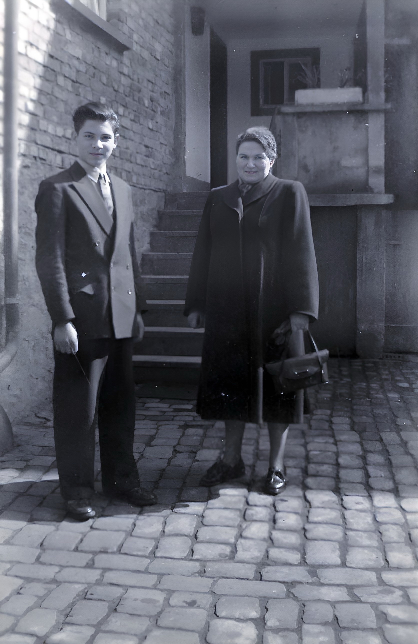 Werner Mallad mit Mutter Friedel am Eingang der Mainstraße 9
