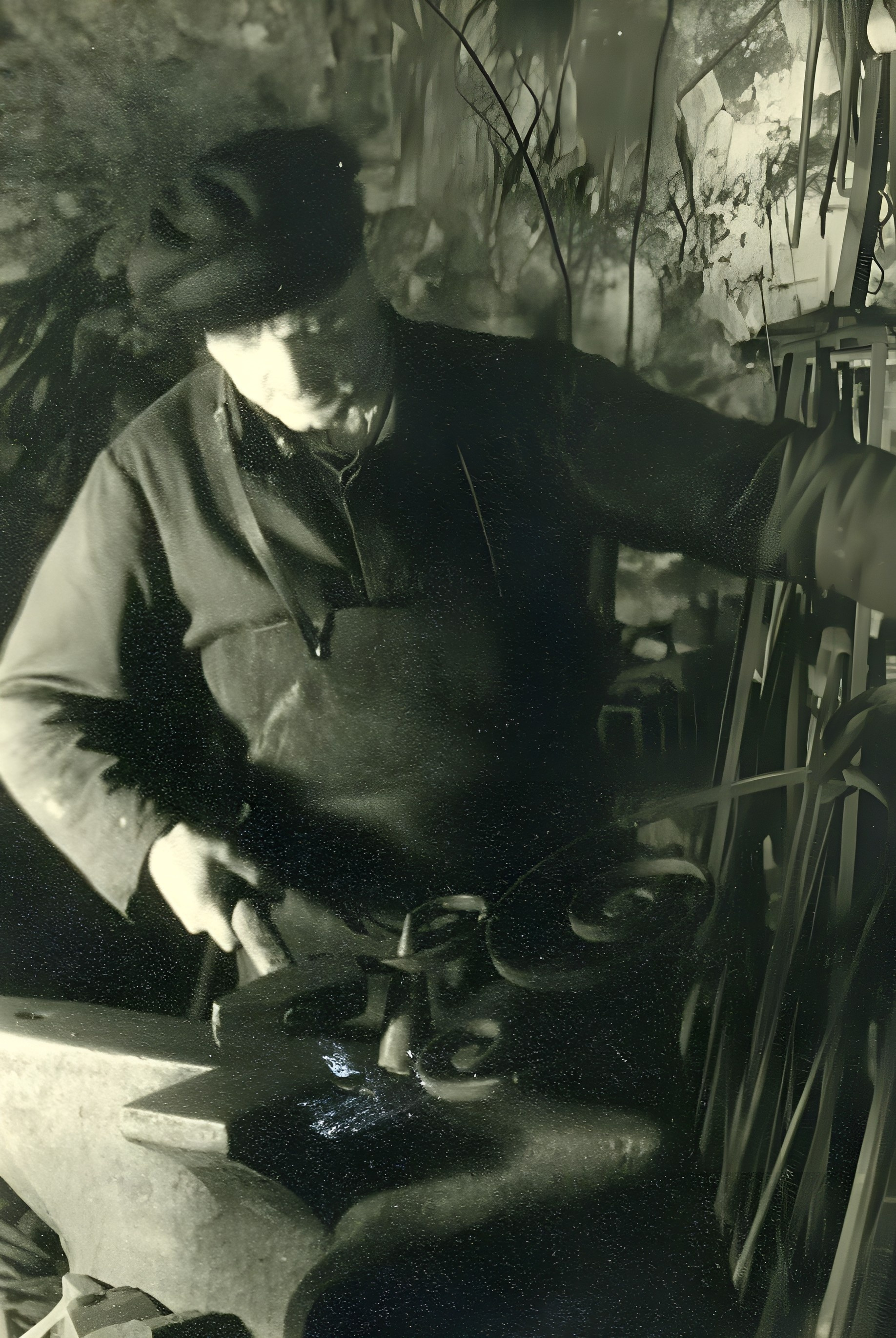 August Winter beim Schmieden