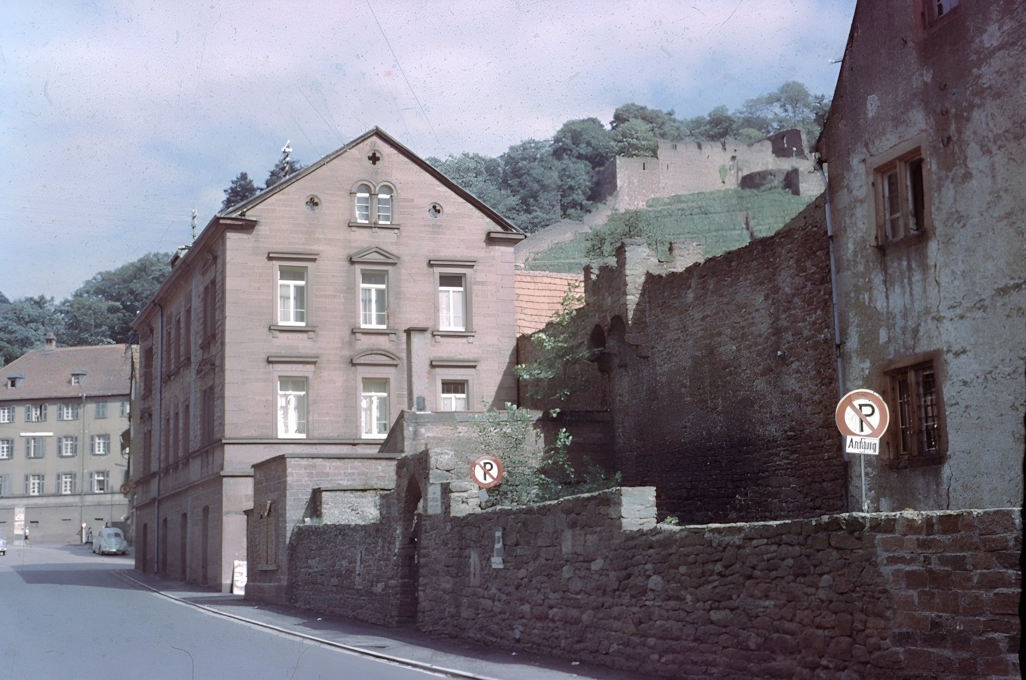 Die Rathausstraße mit dem 1885 erbauten Rathaus.