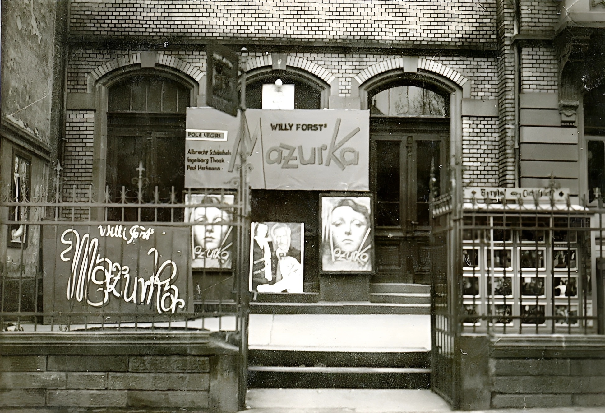 Eingangsbereich des Kinos Burghof-Lichtspiele
