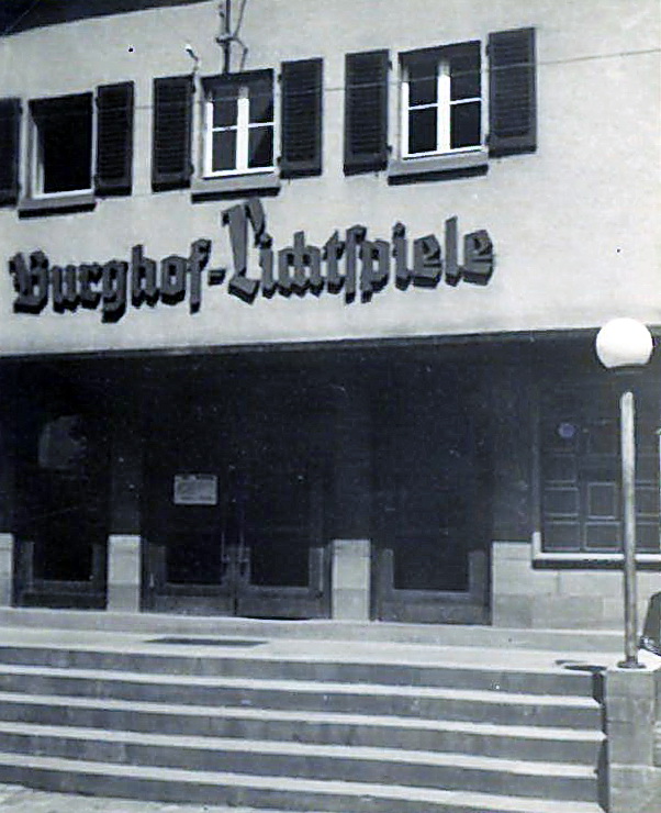 Der Eingang zu den Burghof-Lichtspielen