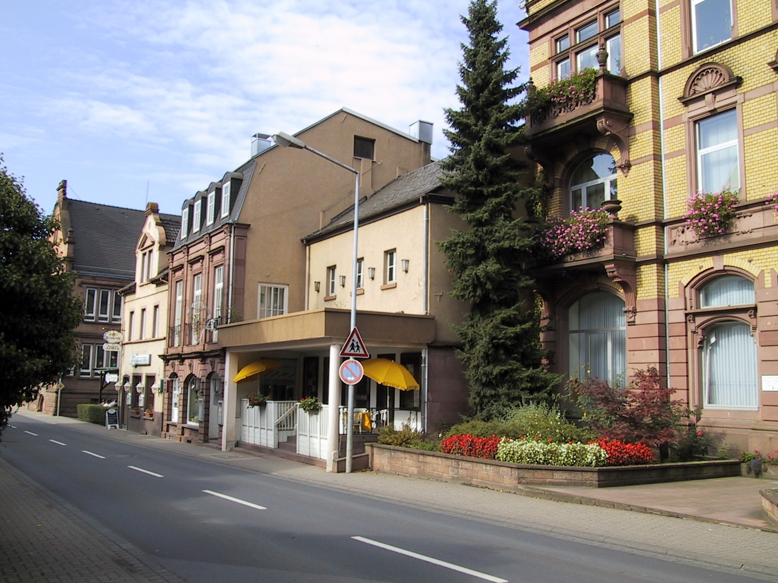 Die Rathausstraße mit Kino und Café Burghof im Jahr 2002