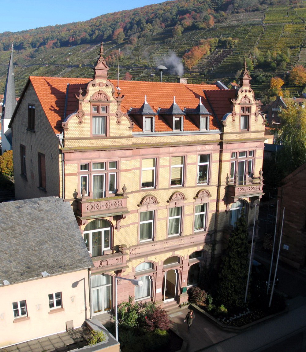 Das Rathaus vom Schloss Mairhofen aus aufgenommen