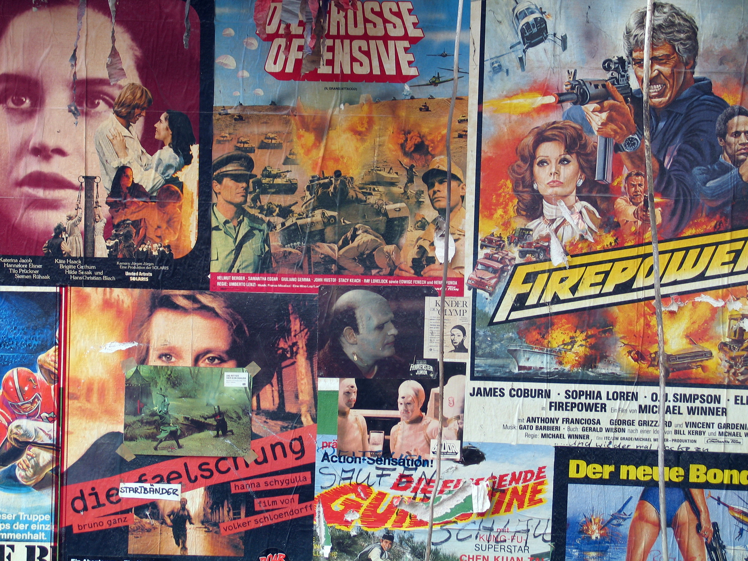 Blick auf eine freigelegte Wand, die mit Filmplakaten tapeziert war