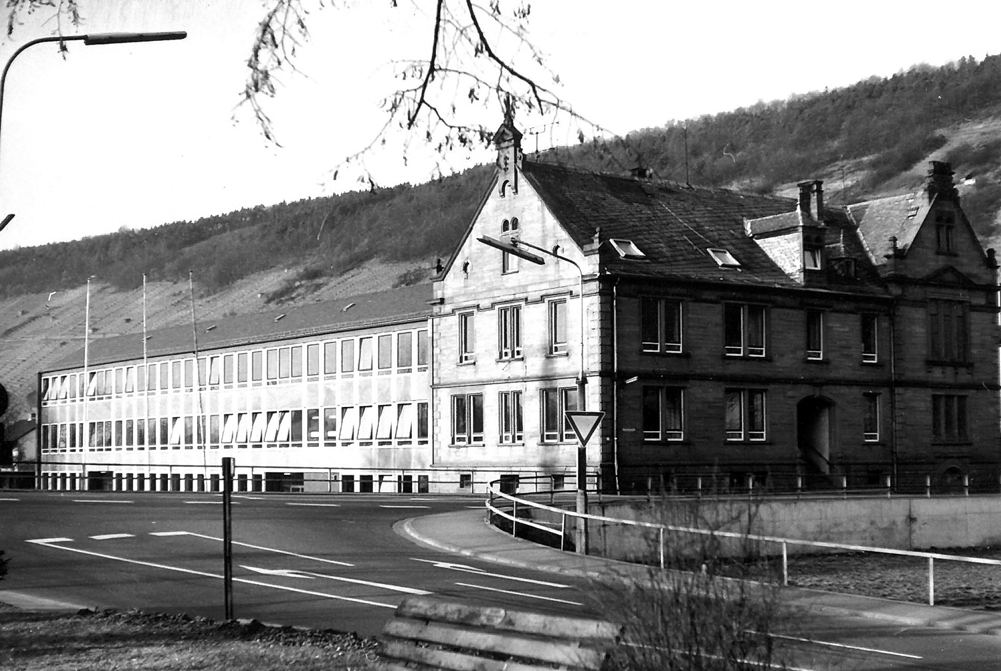 Auffahrt von der Brückenstraße mit Blick auf die Volksschule um 1980