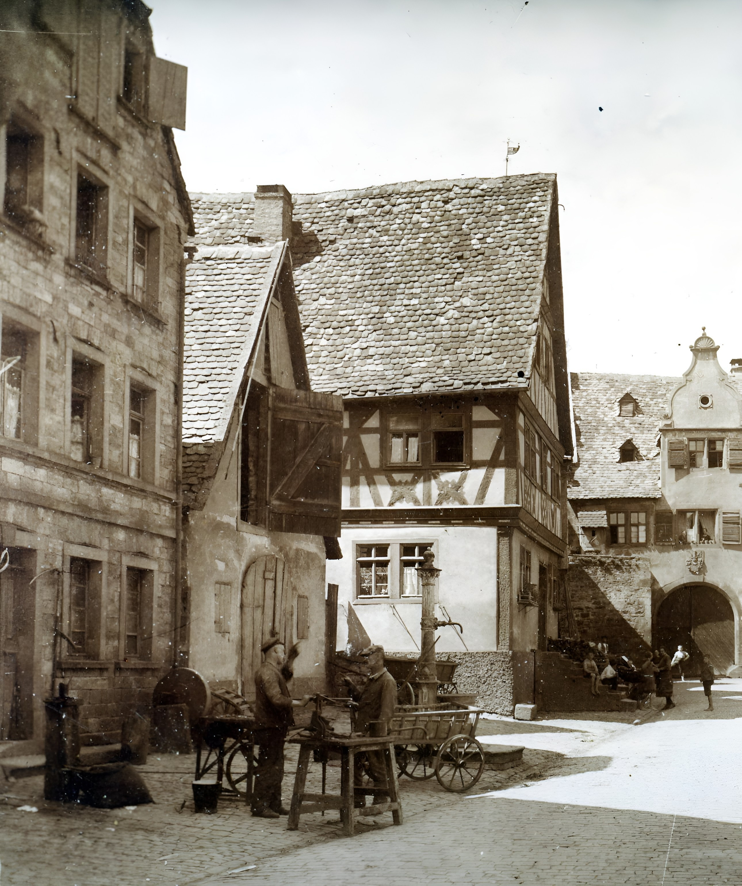 Blick in die Hofstraße mit Torhaus des Mairhofschen Schlosses
