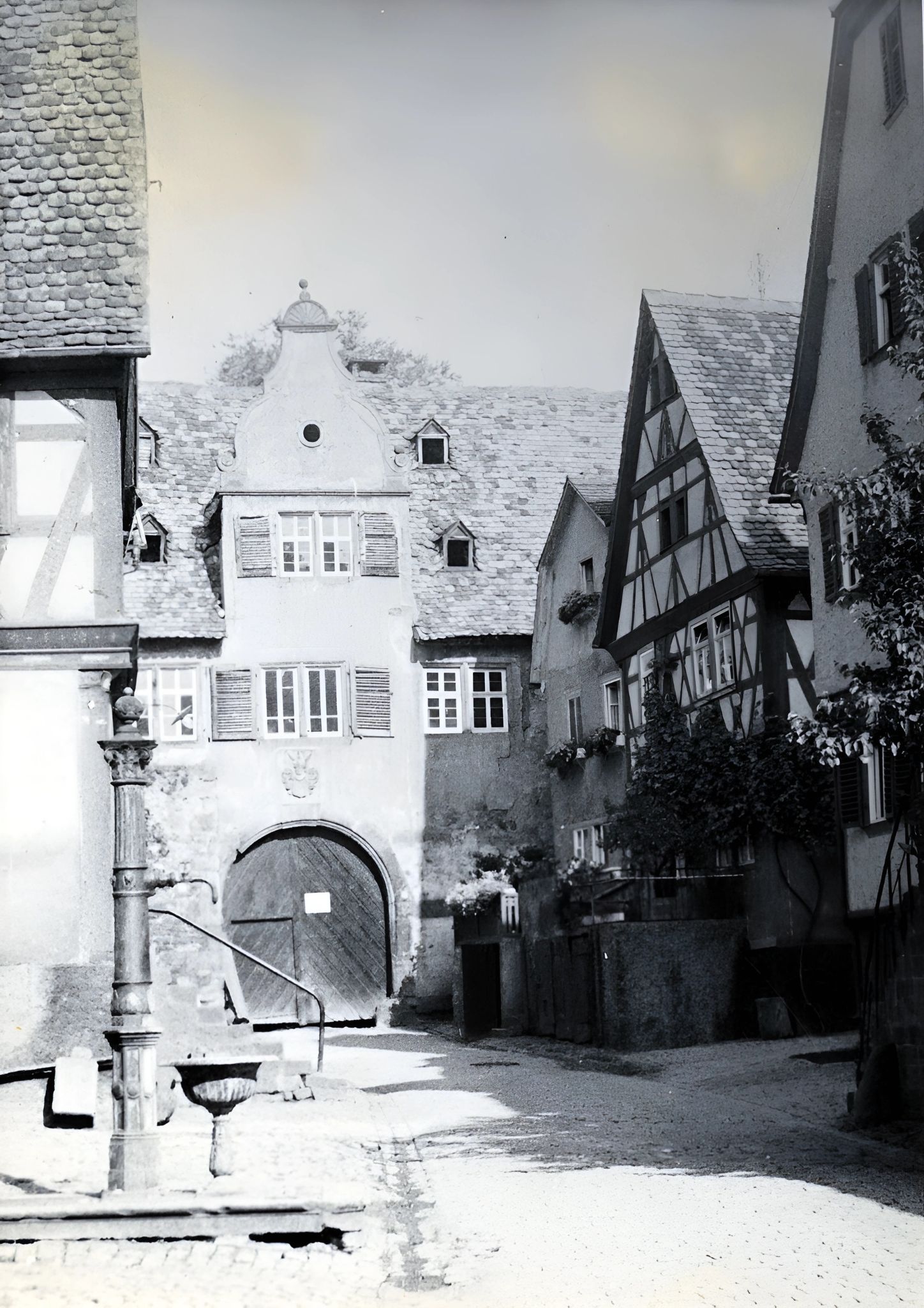 Die Hofstraße mit Blick auf das Torhaus um 1935