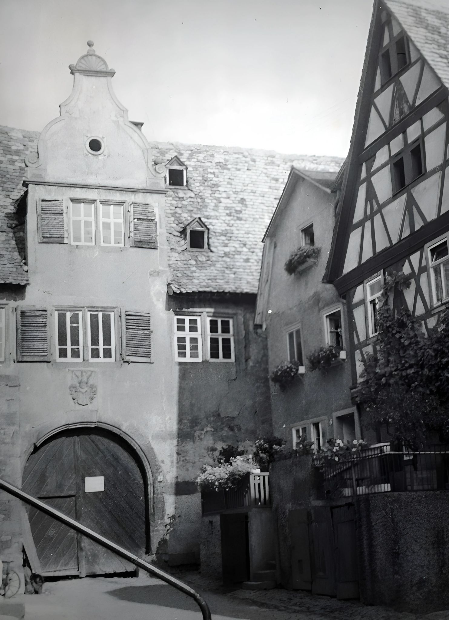 Vor dem Torhaus des Schlosses um 1935