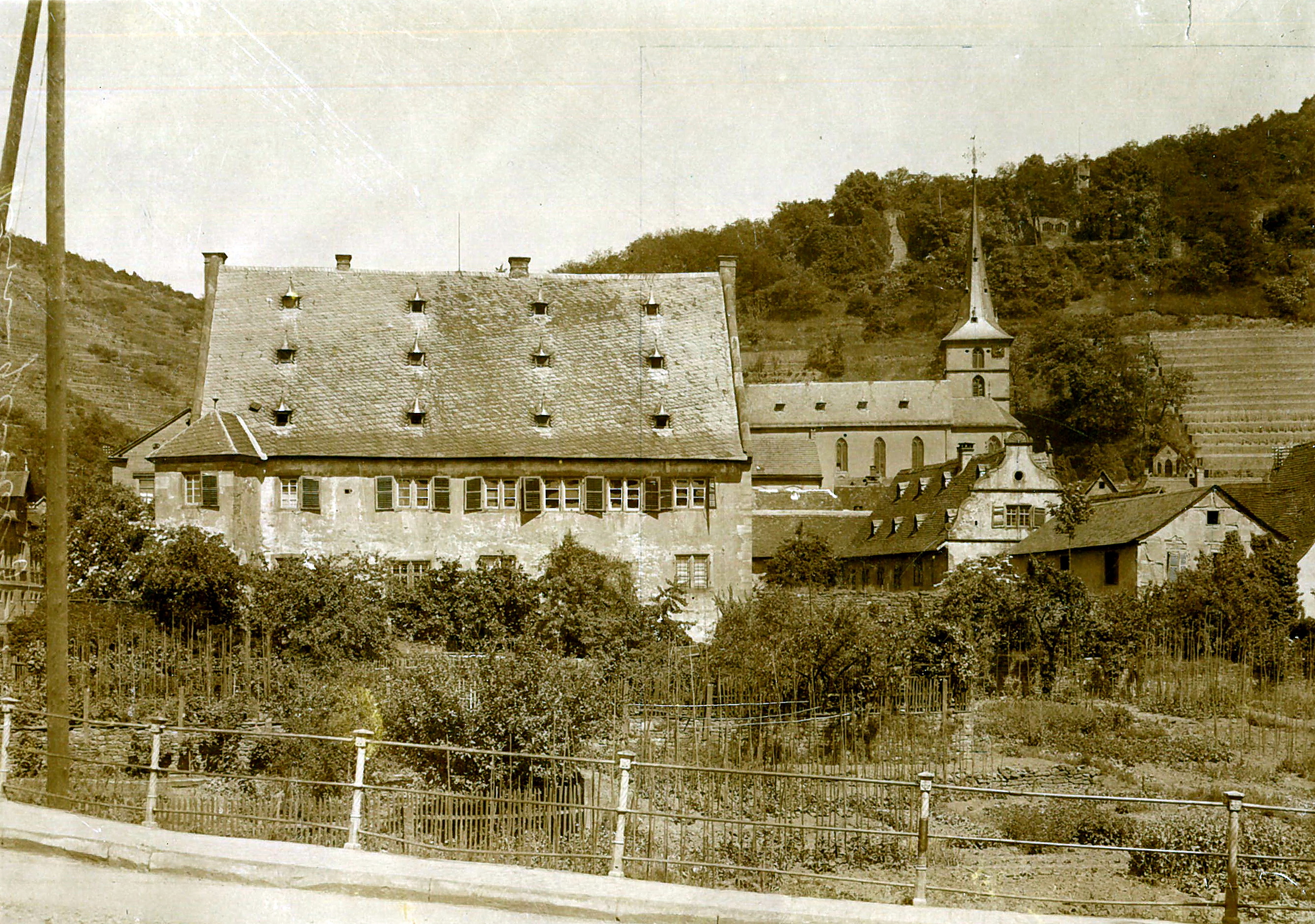 Die "Lindenflecken" mit Stadtmauer und Haupthaus des Schlosses um 1925