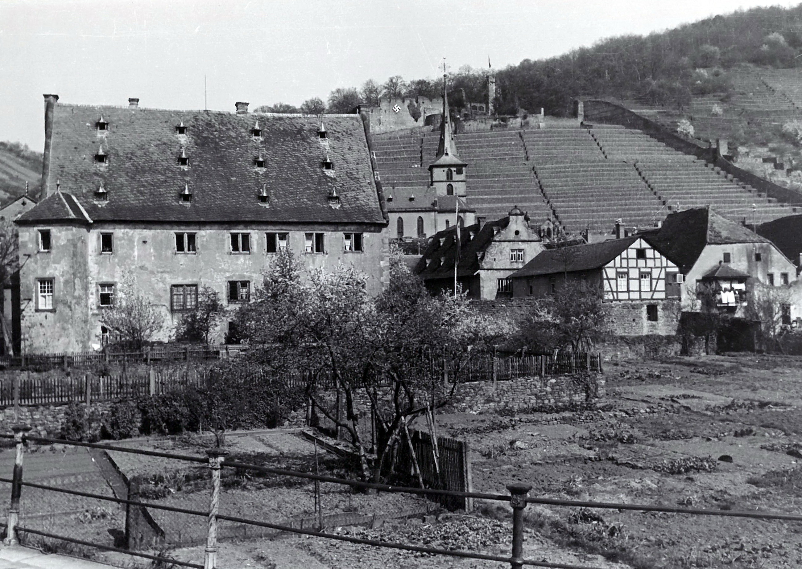 Die "Lindenflecken" mit Stadtmauer und Haupthaus des Schlosses um 1938