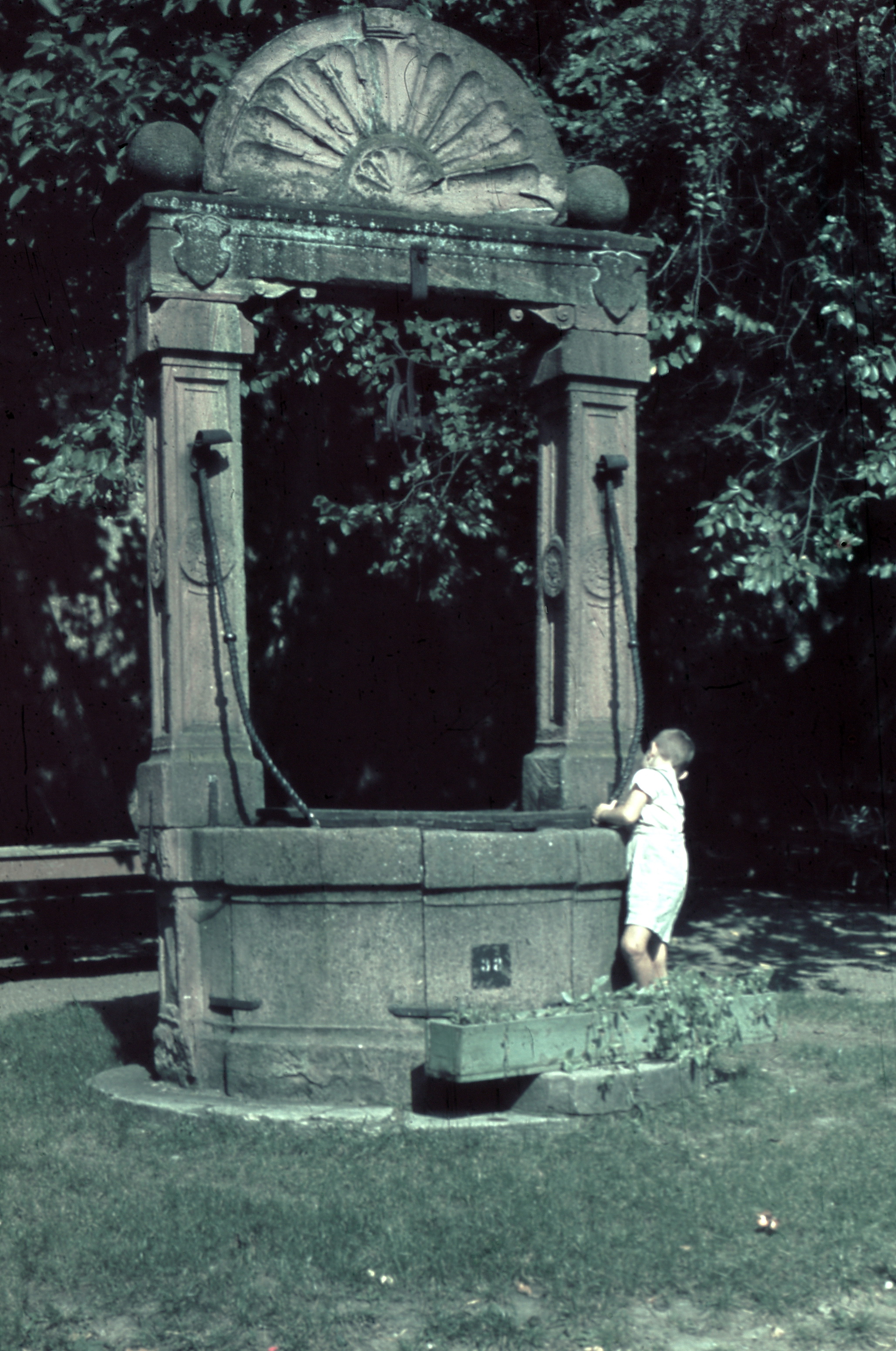 Am Schöpfbrunnen des Stadtschlosses in den 1940er Jahren