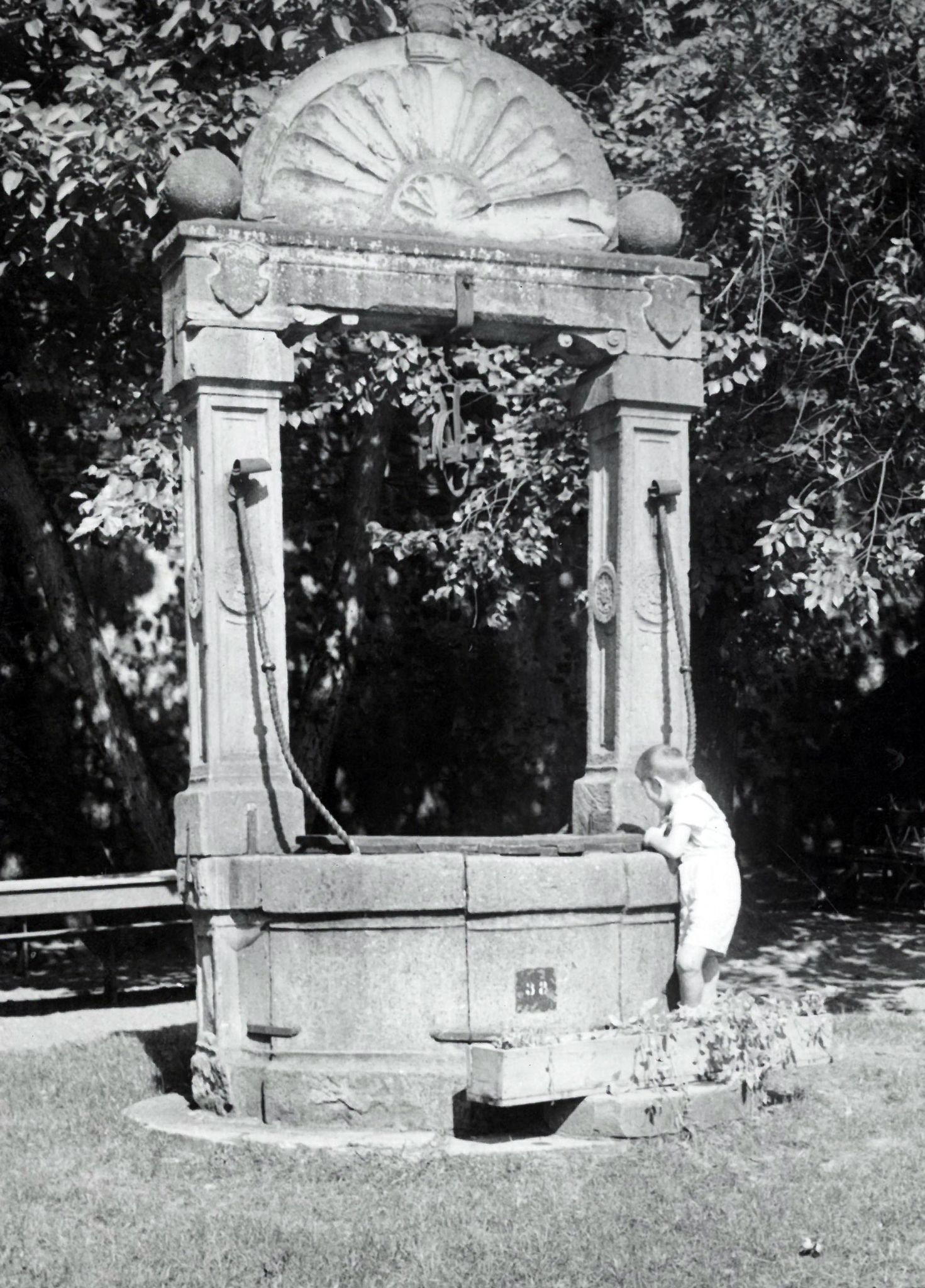 Junge am Schlossbrunnen um 1937