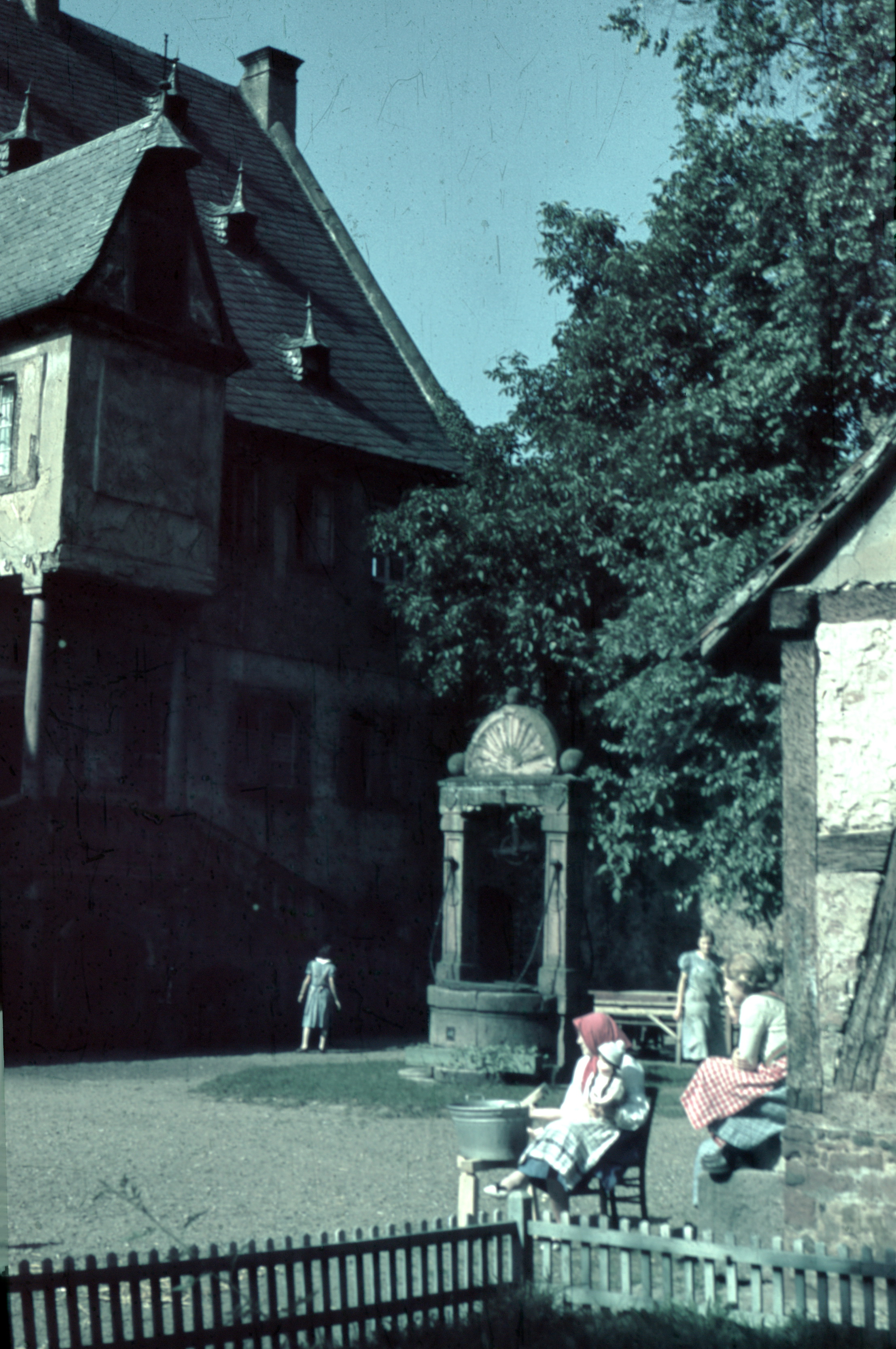 Im Innenhof des Schloss in den 1940er Jahren