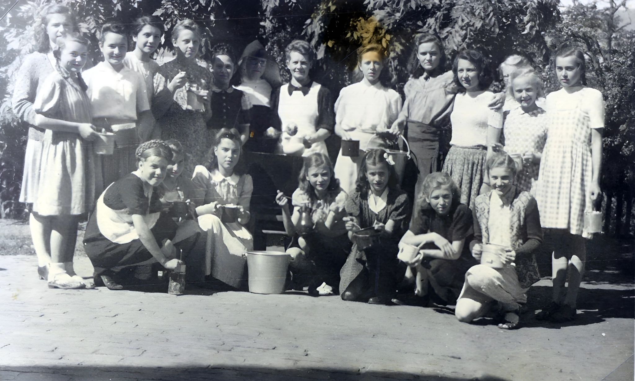 Gruppenfoto zur Schulspeisung mit Frau Lochschmidt und Schwester Adele nach Kriegsende um 1946