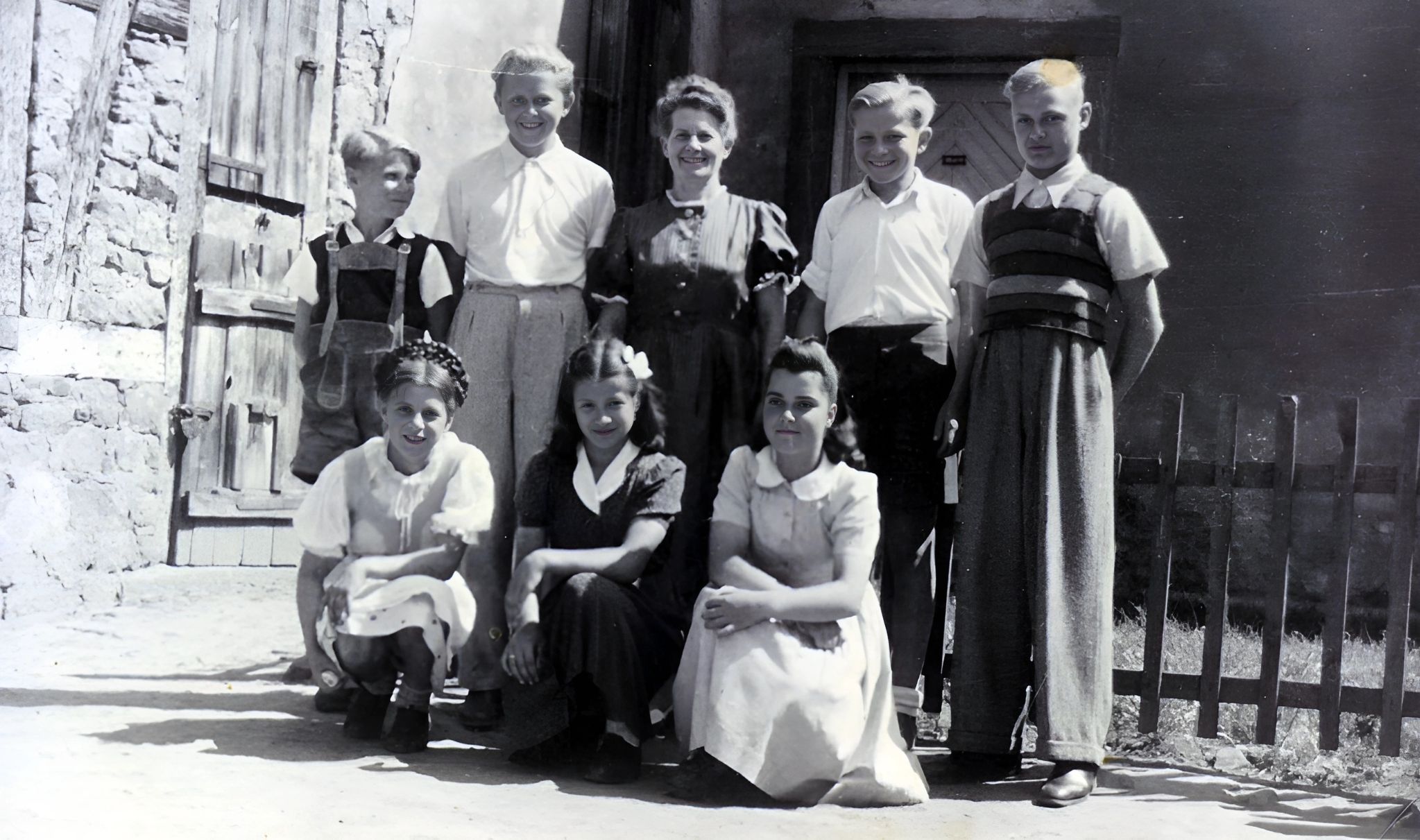 Gruppenfoto zur Schulspeisung mit Frau Loschschmidt nach Kriegsende um 1946