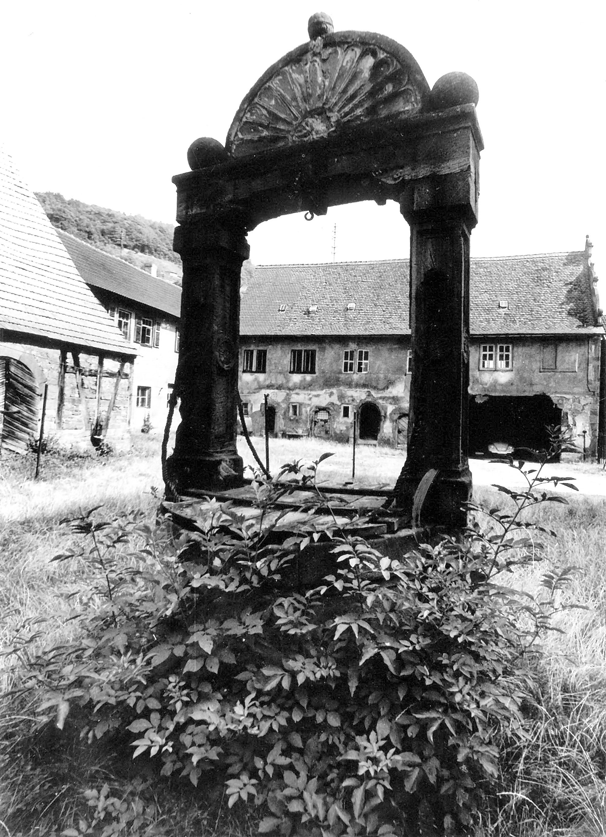 Schlosshof, Schöpfbrunnen und Torhaus in den 1970er Jahren