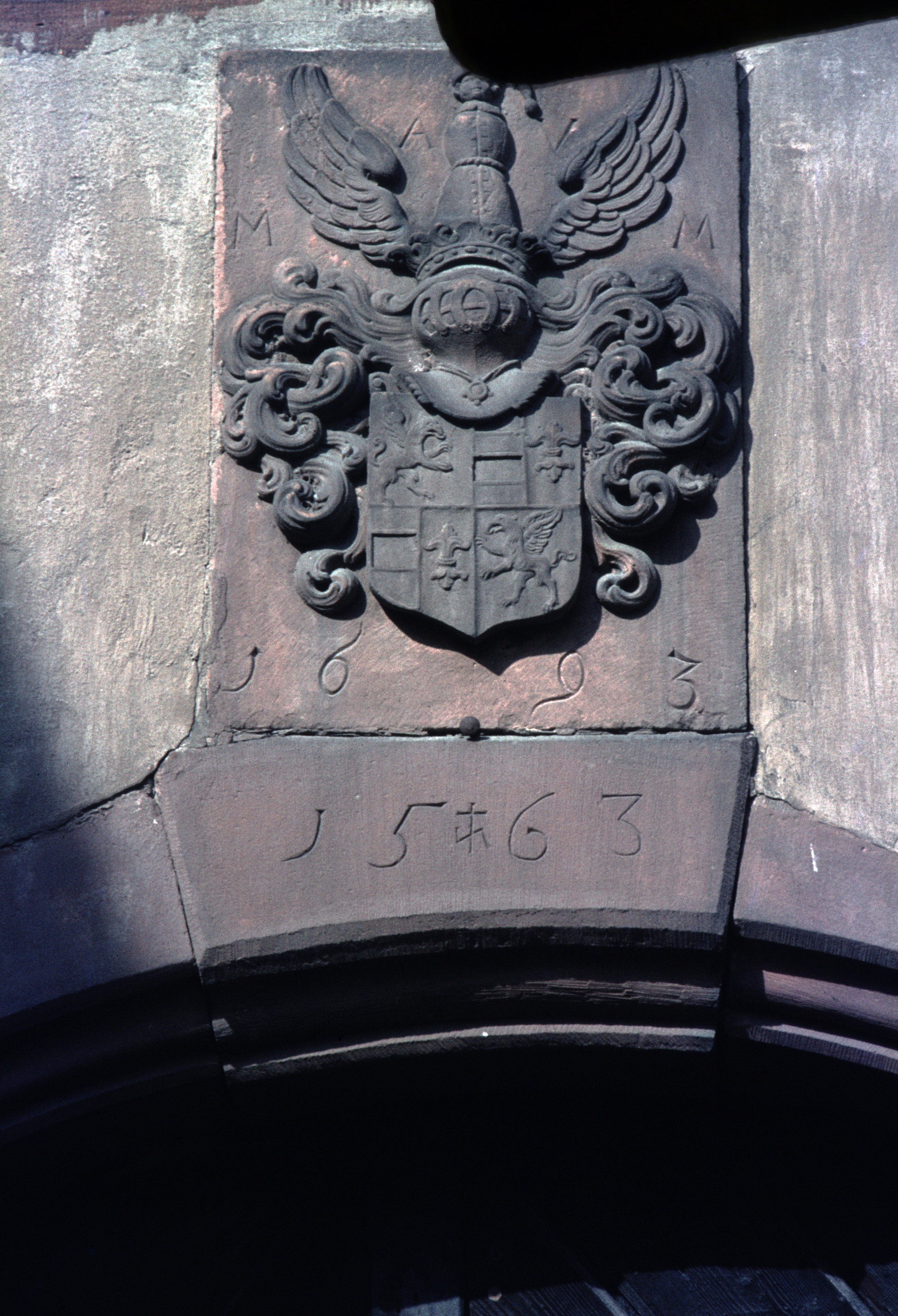 Das Wappen am Toreingang des Schlosses