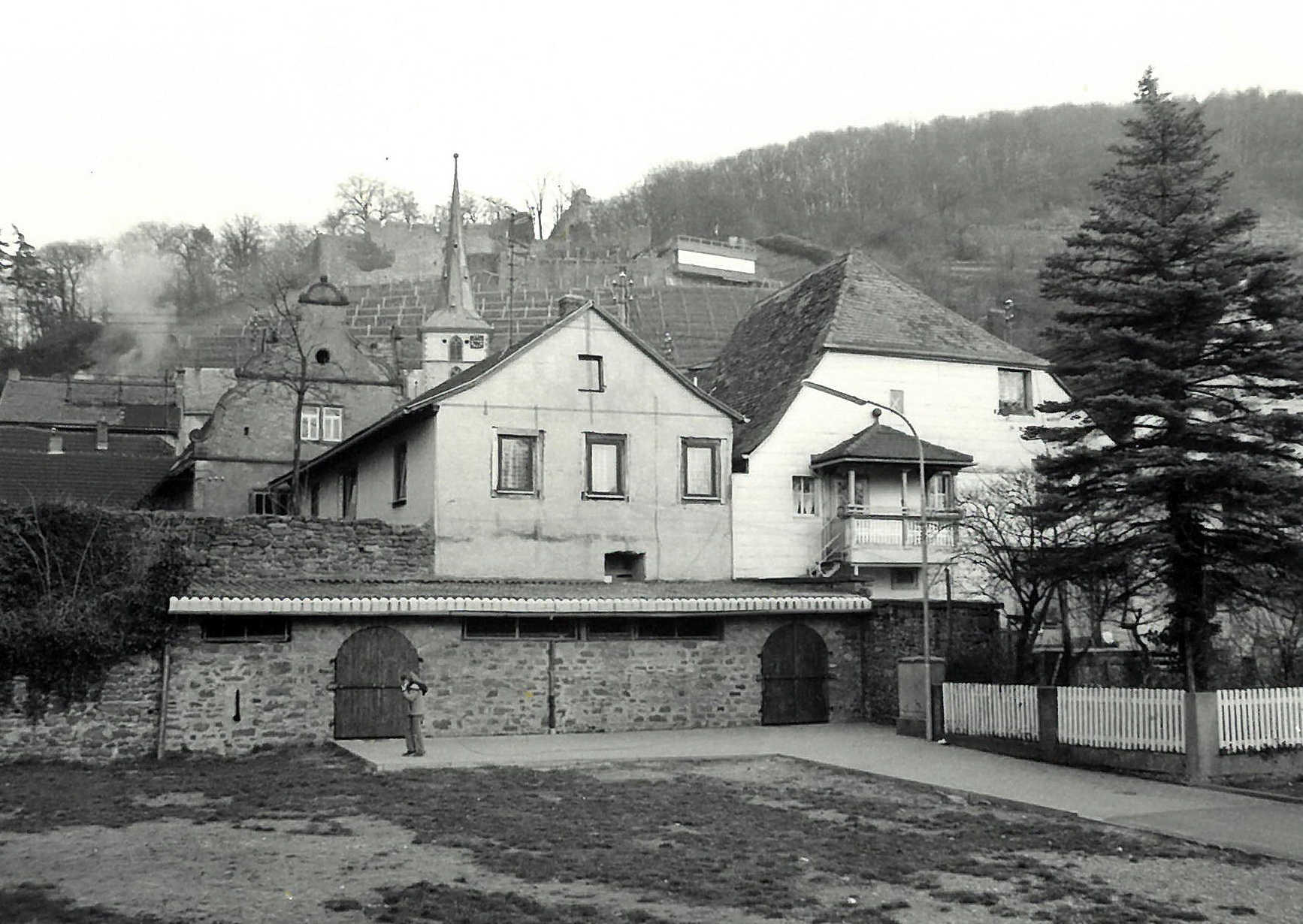 Blick vom Winzerfestplatz in Richtung Torhaus um 1980