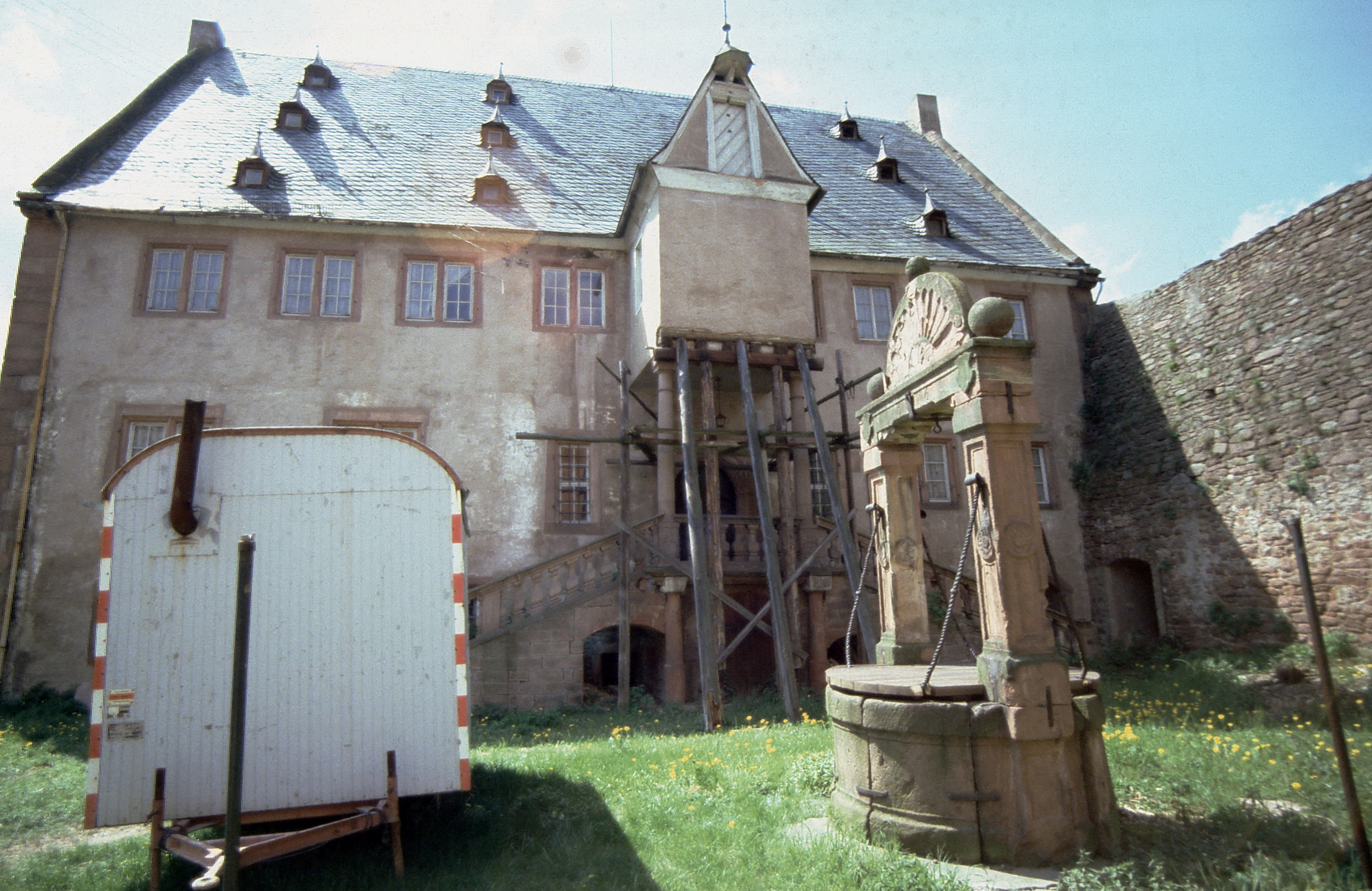Schöpfbrunnen mit Haupthaus um 1985