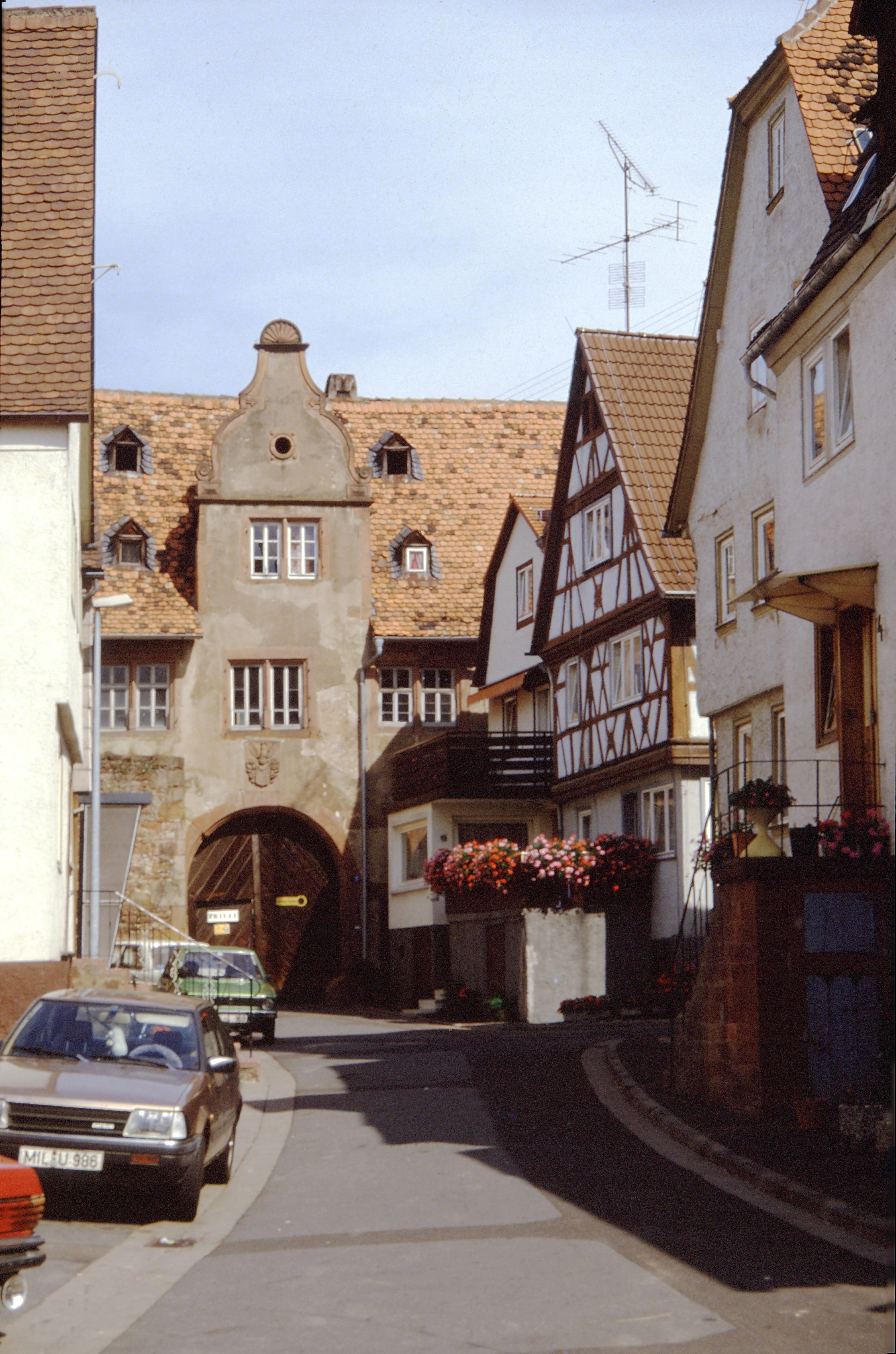 Blick in die Hofstraße mit Torhaus um 1995