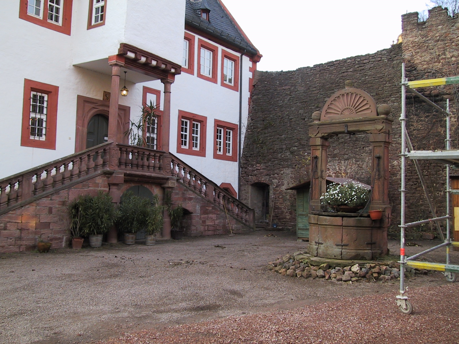 Der Treppenaufgang am frisch sanierten Haupthaus
