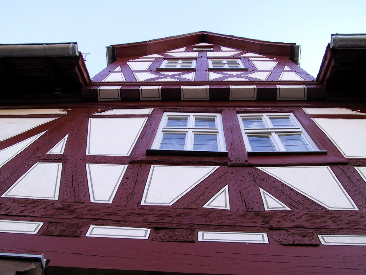 Blick in die Höhe des Torhauses