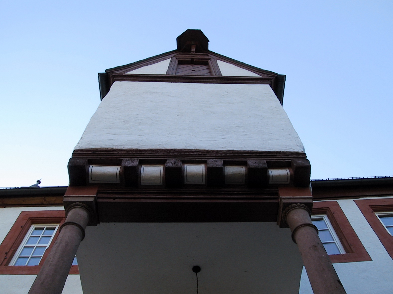 Blick in die Höhe des Haupthauserkers