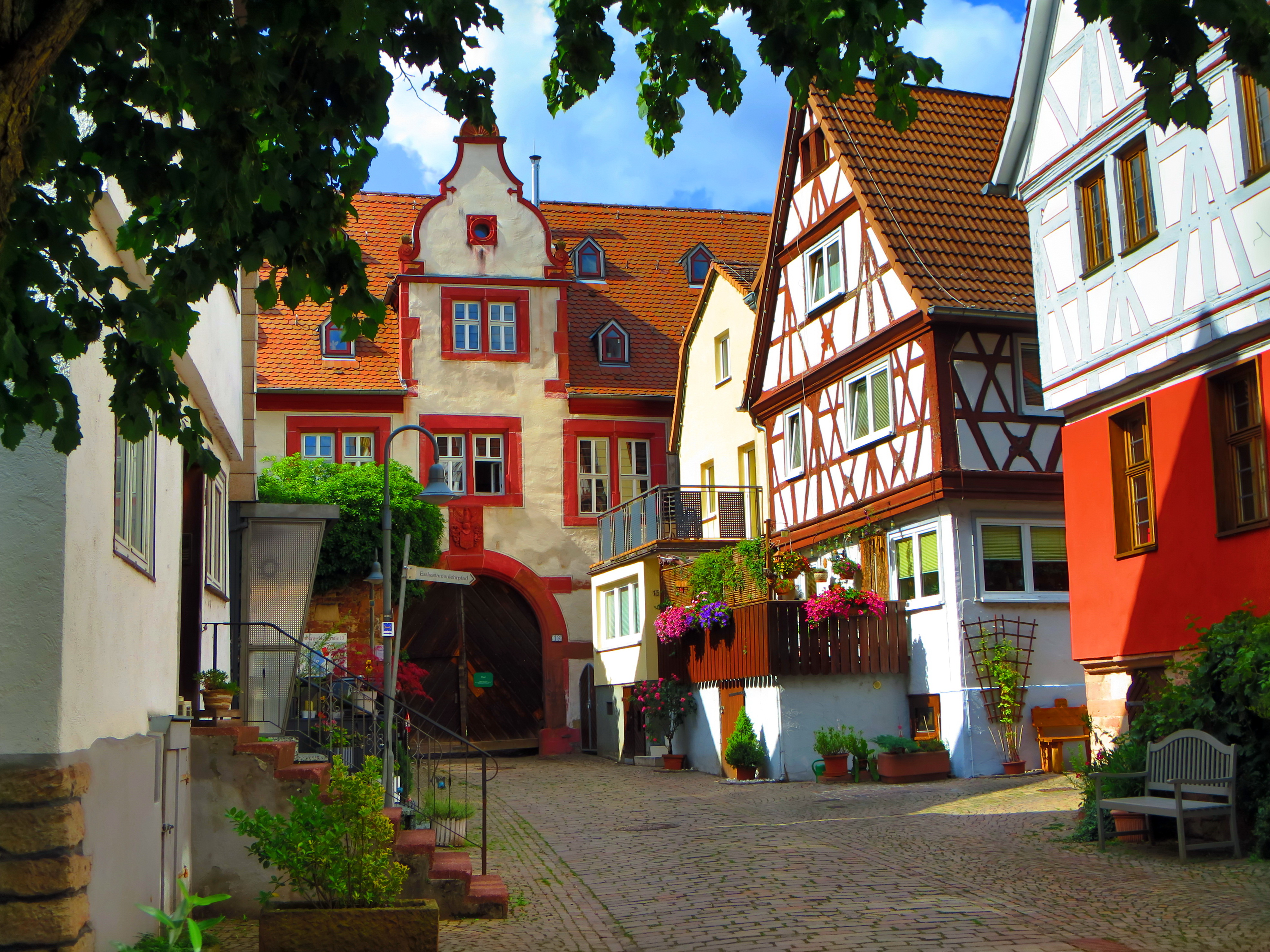 Die Hofstraße mit Torhaus