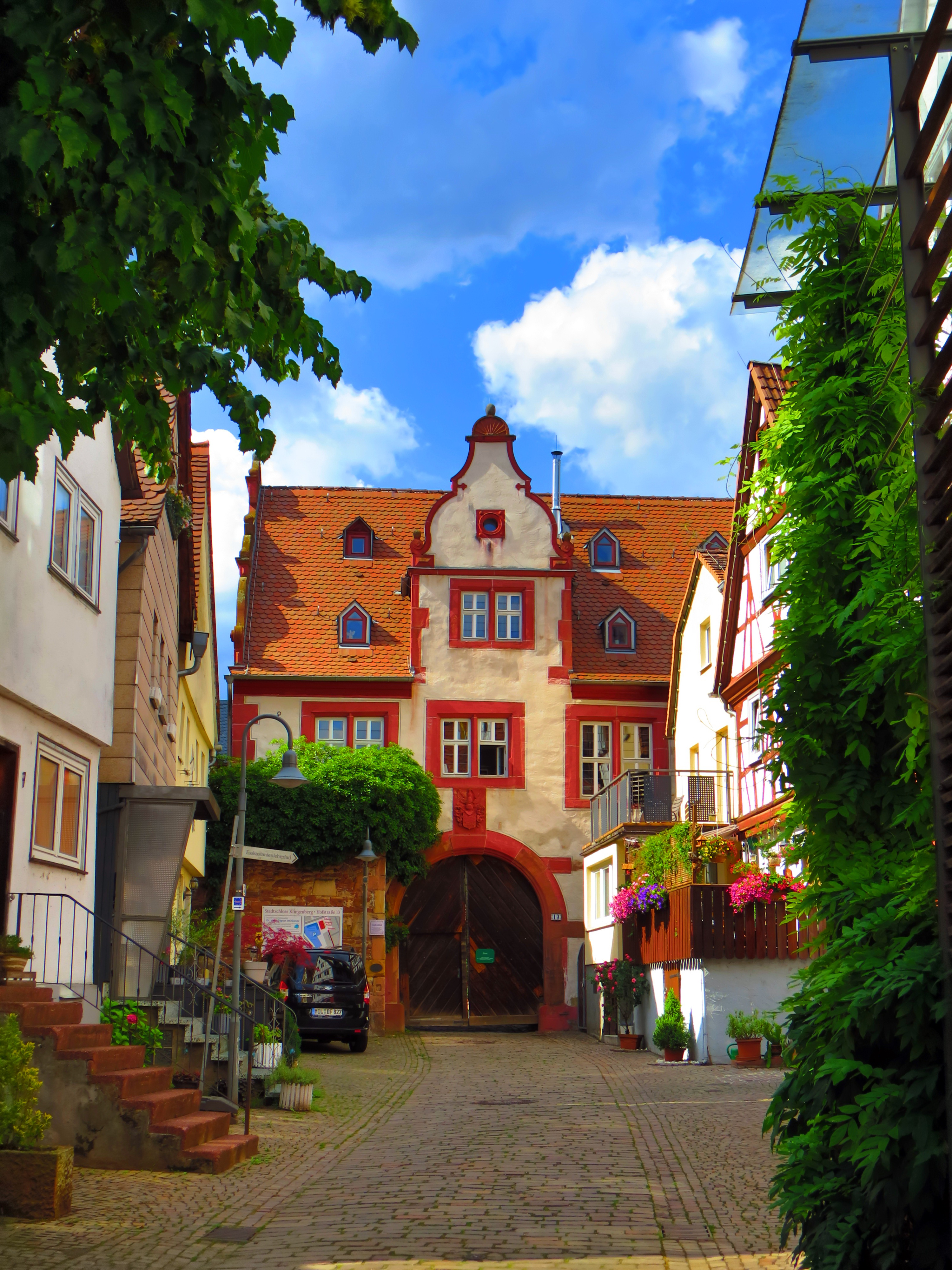 Die Hofstraße mit Torhaus