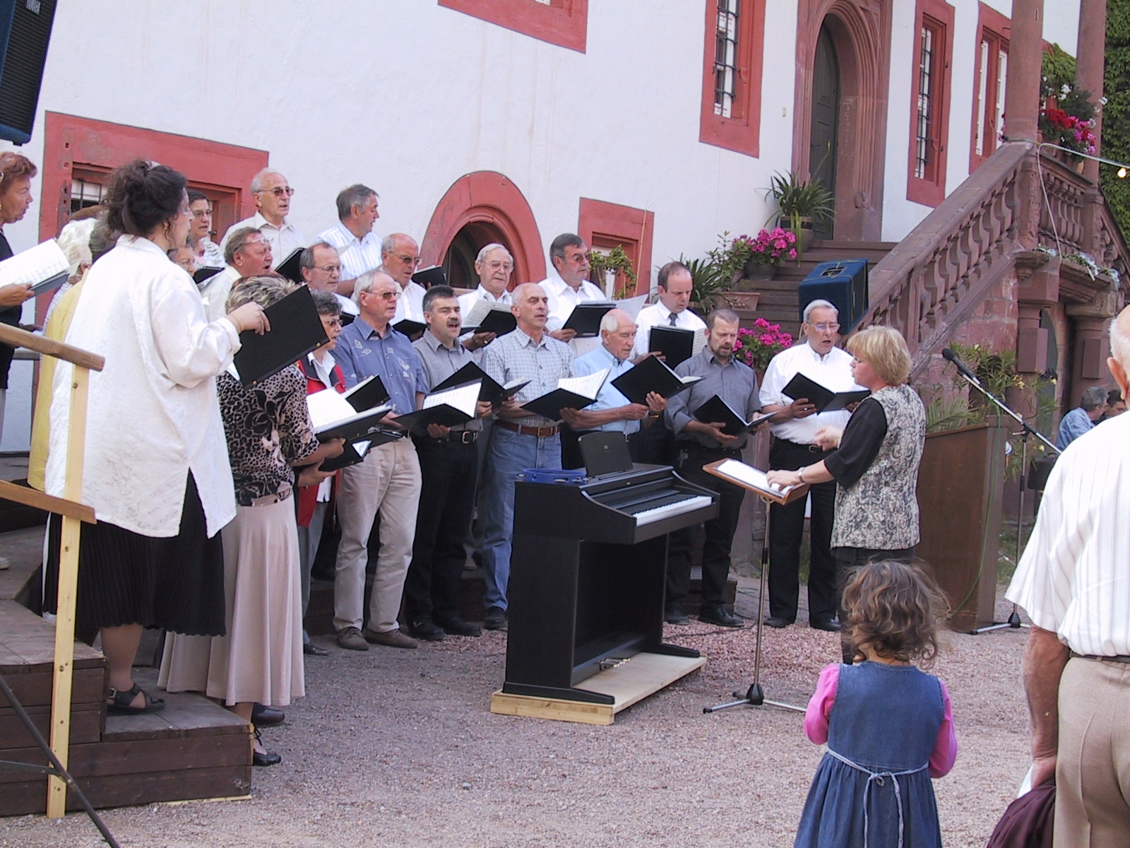 Serenade des Gesangvereins Klingenberg 1863 e.V. im Schlosshof im Jahr 2002