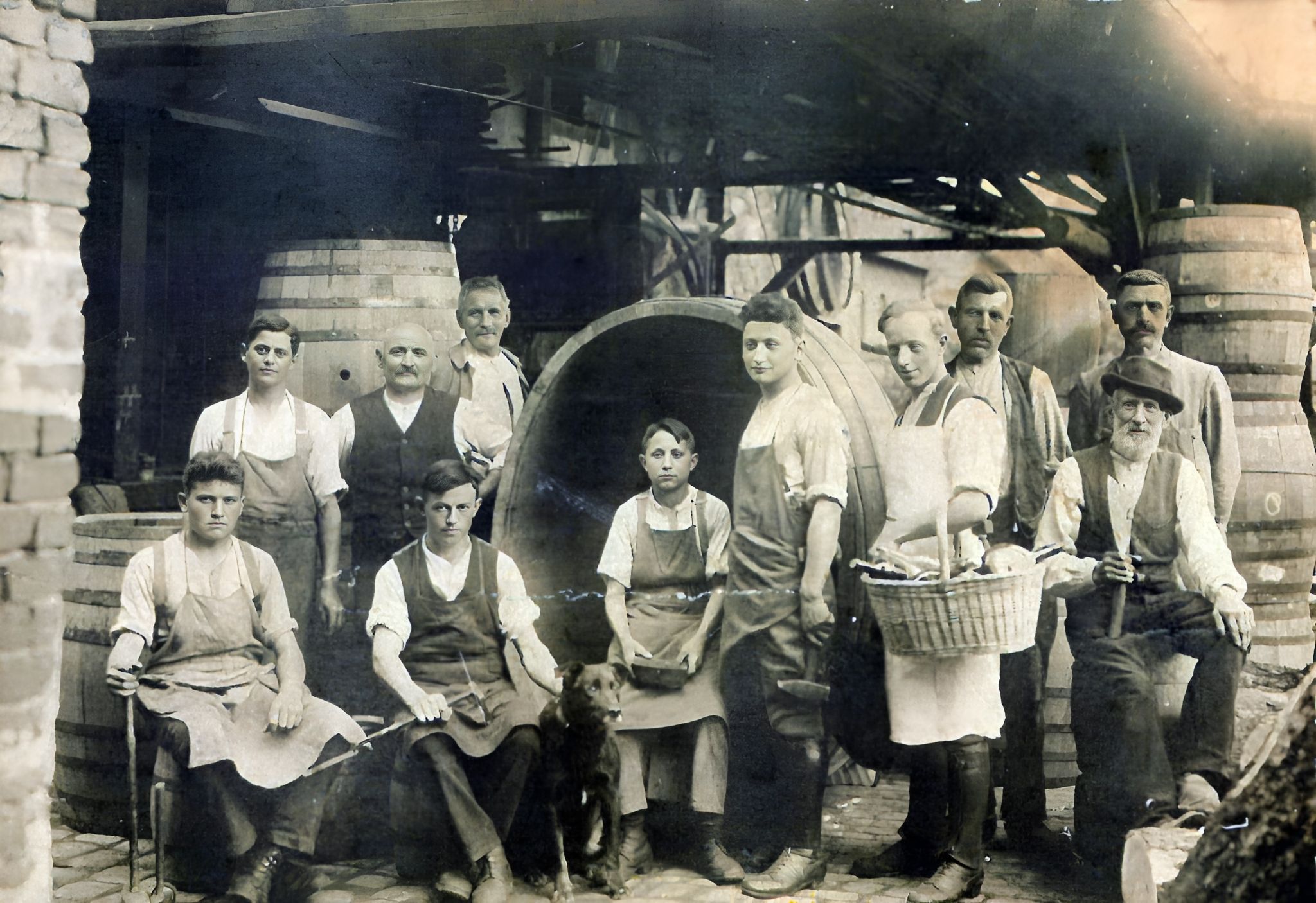 Küfer Adam Spall mit seiner Belgschaft um 1900