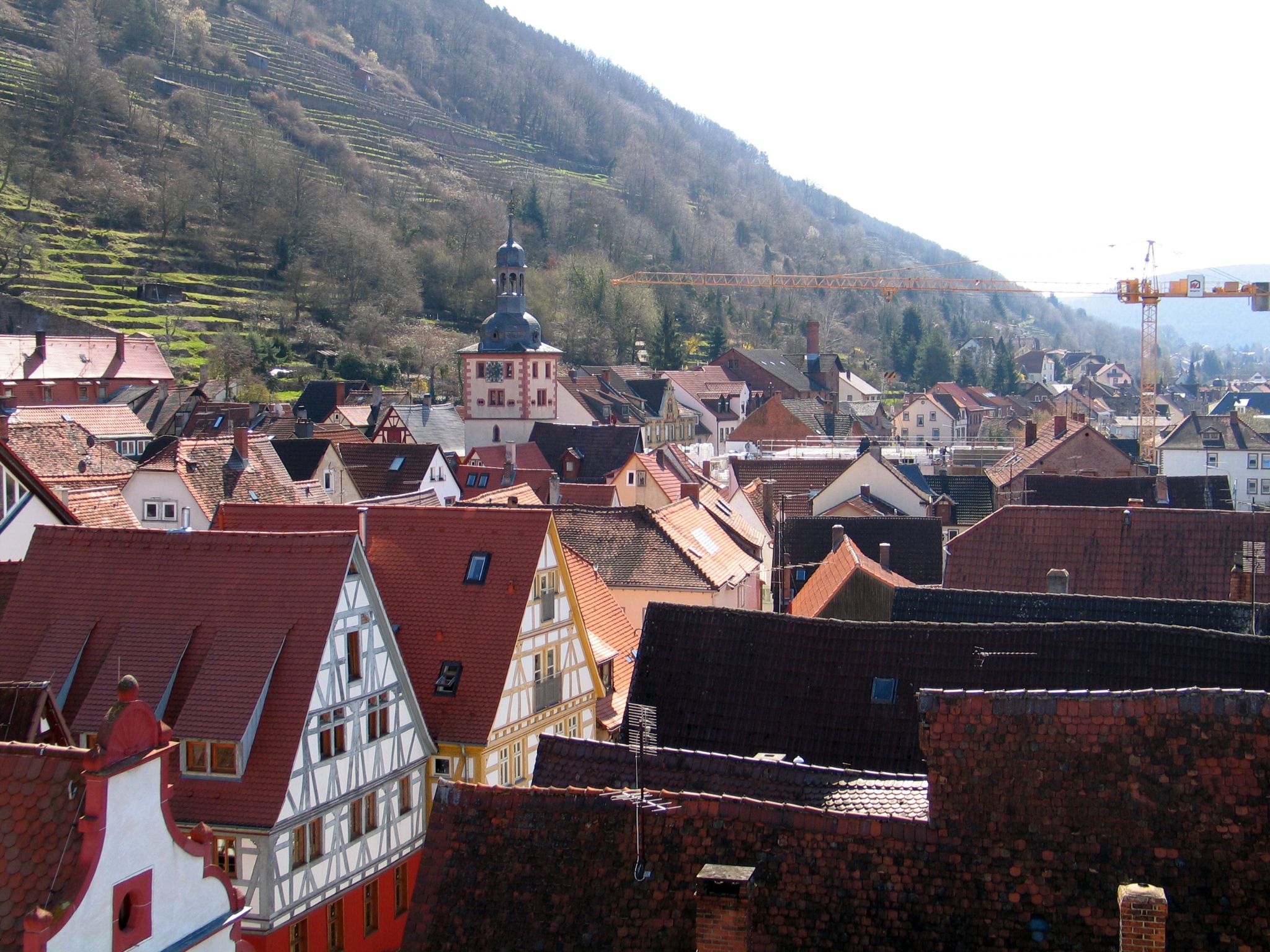 Das Bauwerk erhebt sich in de Höhe