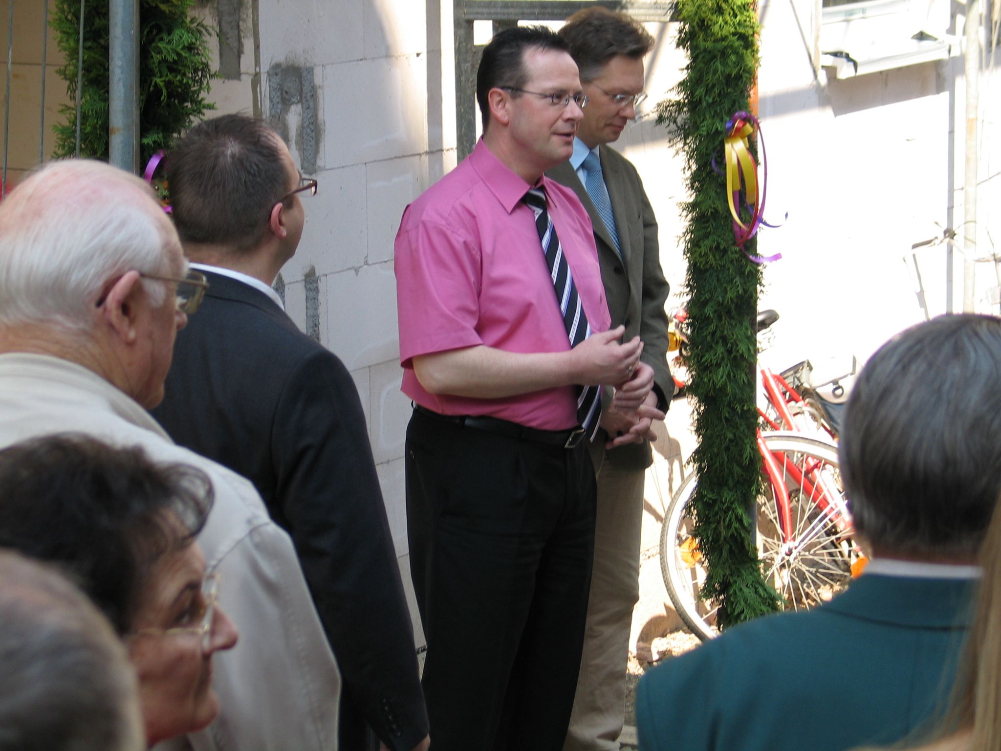 Bürgermeister Reinhard Simon eröffnet das Richtfest