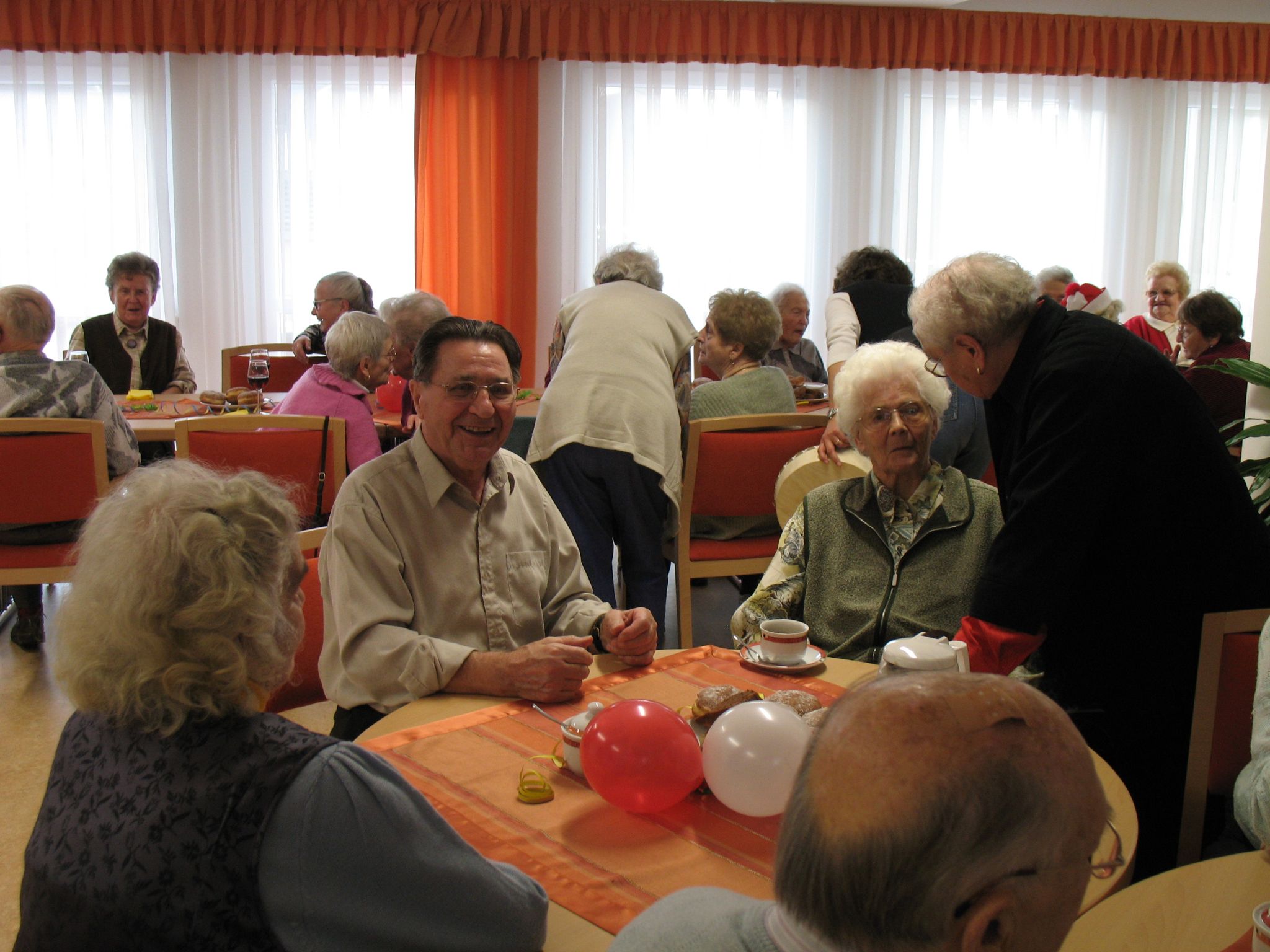 Beim Seniorenfasching 2008 bewährte das neue "Wohnzimmer Klingenbergs" zum ersten Mal.