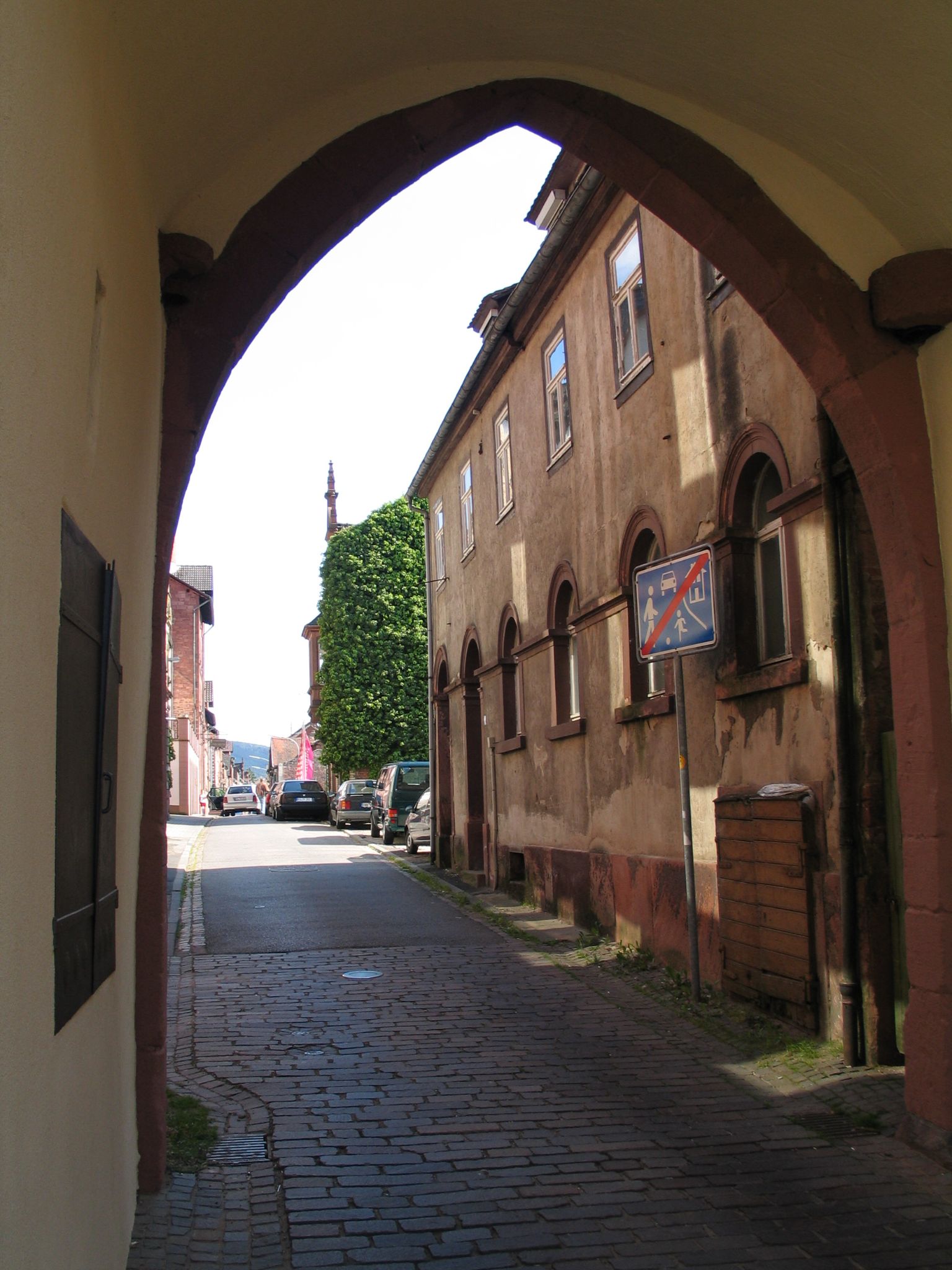 Blick durch den Torbogen des Brunntorturms in die Wilhelmstraße