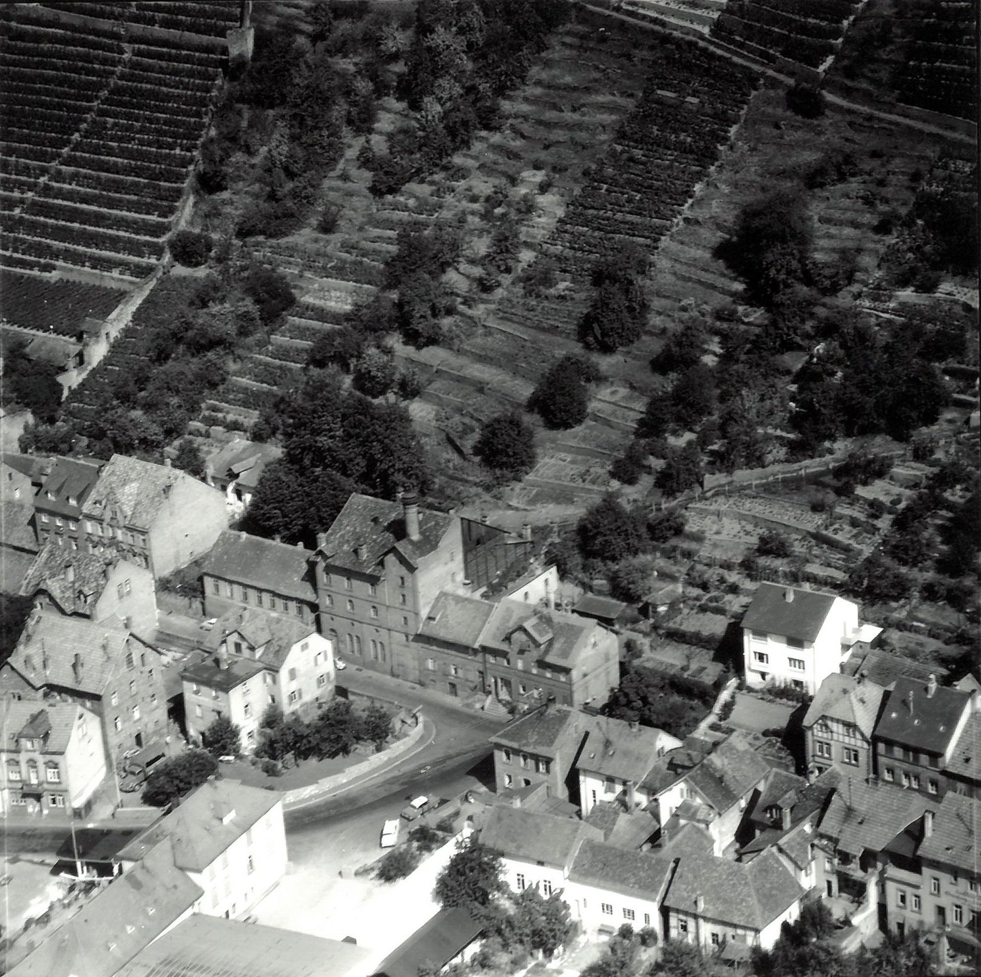 Luftaufnahme dem alten Kindergarten (links der Brauerei Ebert)