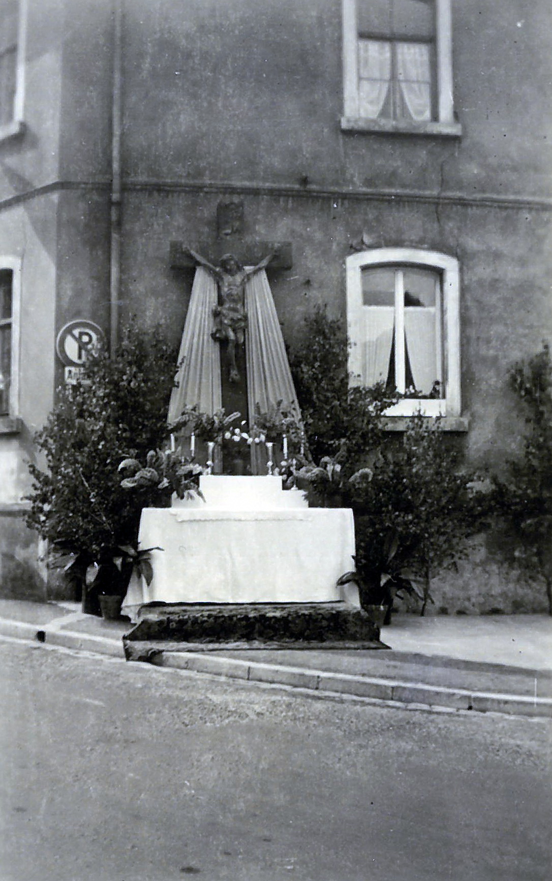 Fronleichnamsaltar vor dem "Anwesen Sommerfeld" (Wilhelmstraße 14)