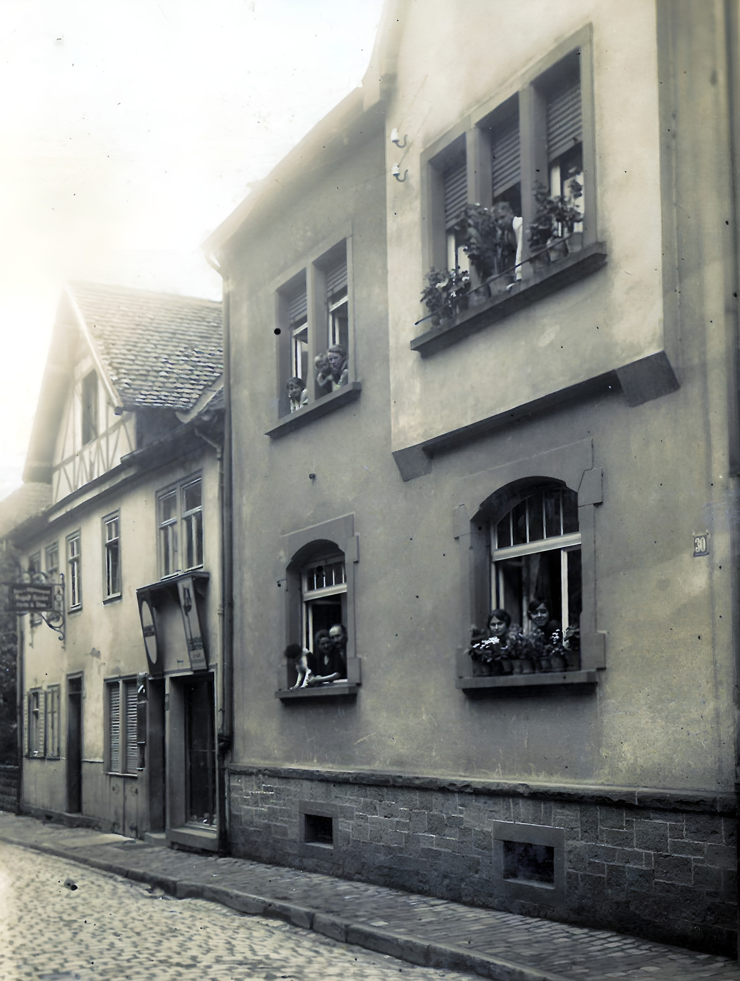 Die Wilhelmstraße 30 um das Jahr 1924, dahinter die Wilhelmstraße 32