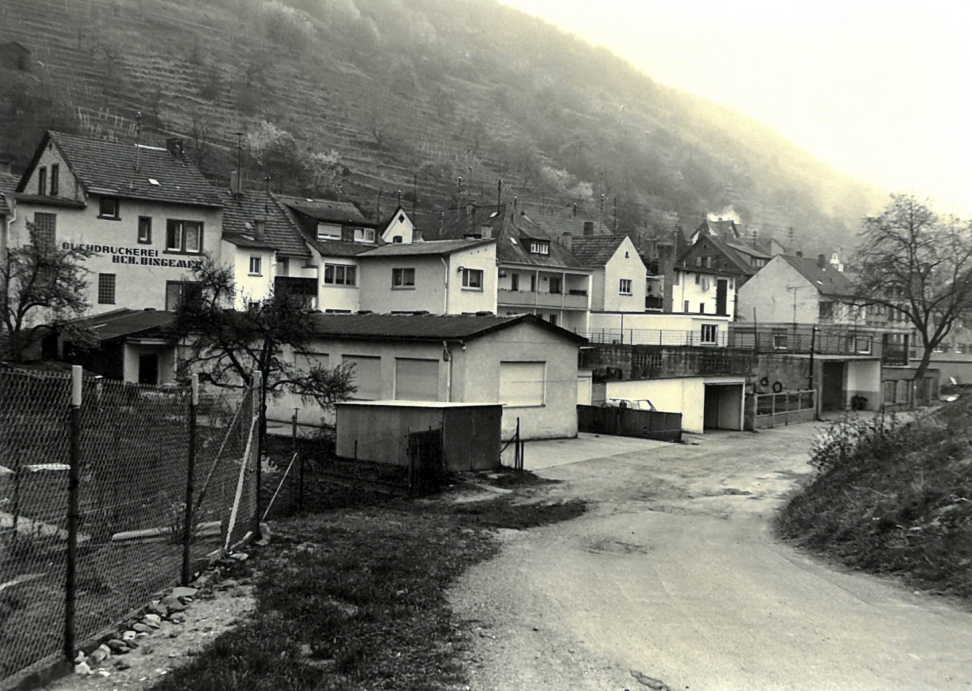 Zufahrtsweg zwischen Maindamm und Wilhelmstraße