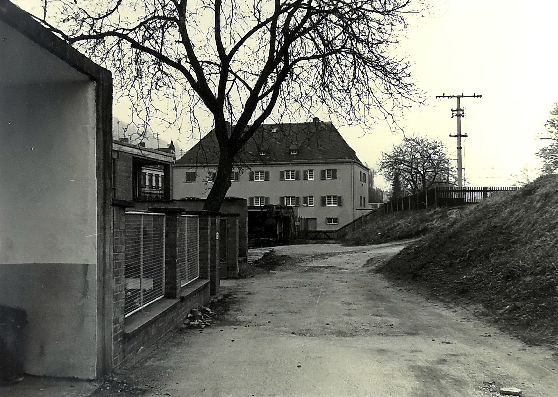 Zufahrtsweg zwischen Maindamm und Wilhelmstraße