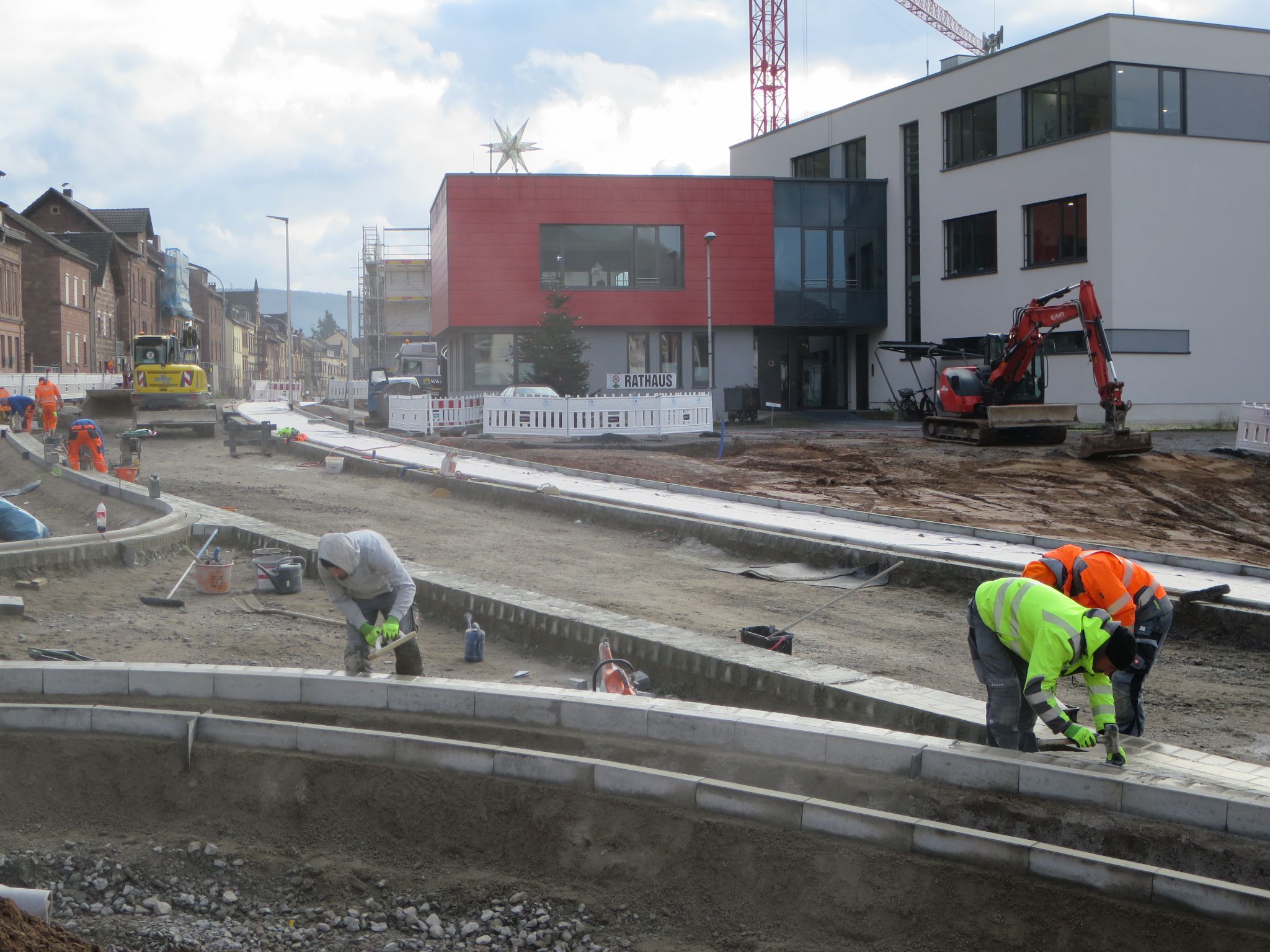 Die neuen Fahrbahnränder werden hergestellt