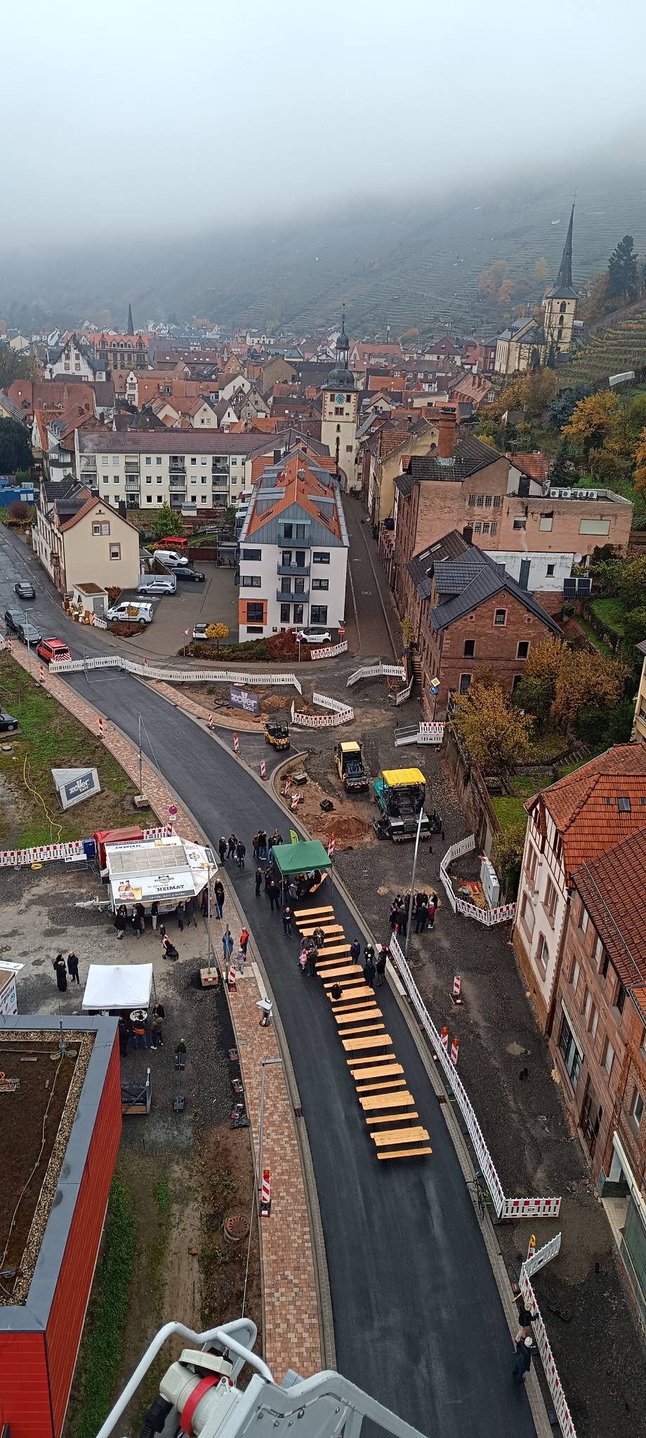 Blick von der Feuerwehrdrehleiter auf die fertige Fahrbahn