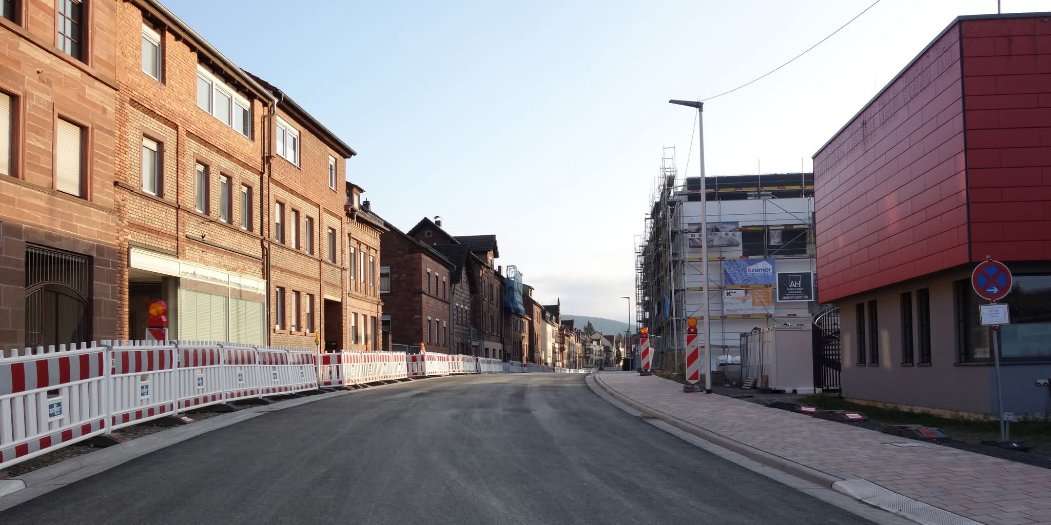 Für kurze Zeit wird die Straße gesperrt und erlaubt den fahrzeugfreien Blick auf die Fahrbahn