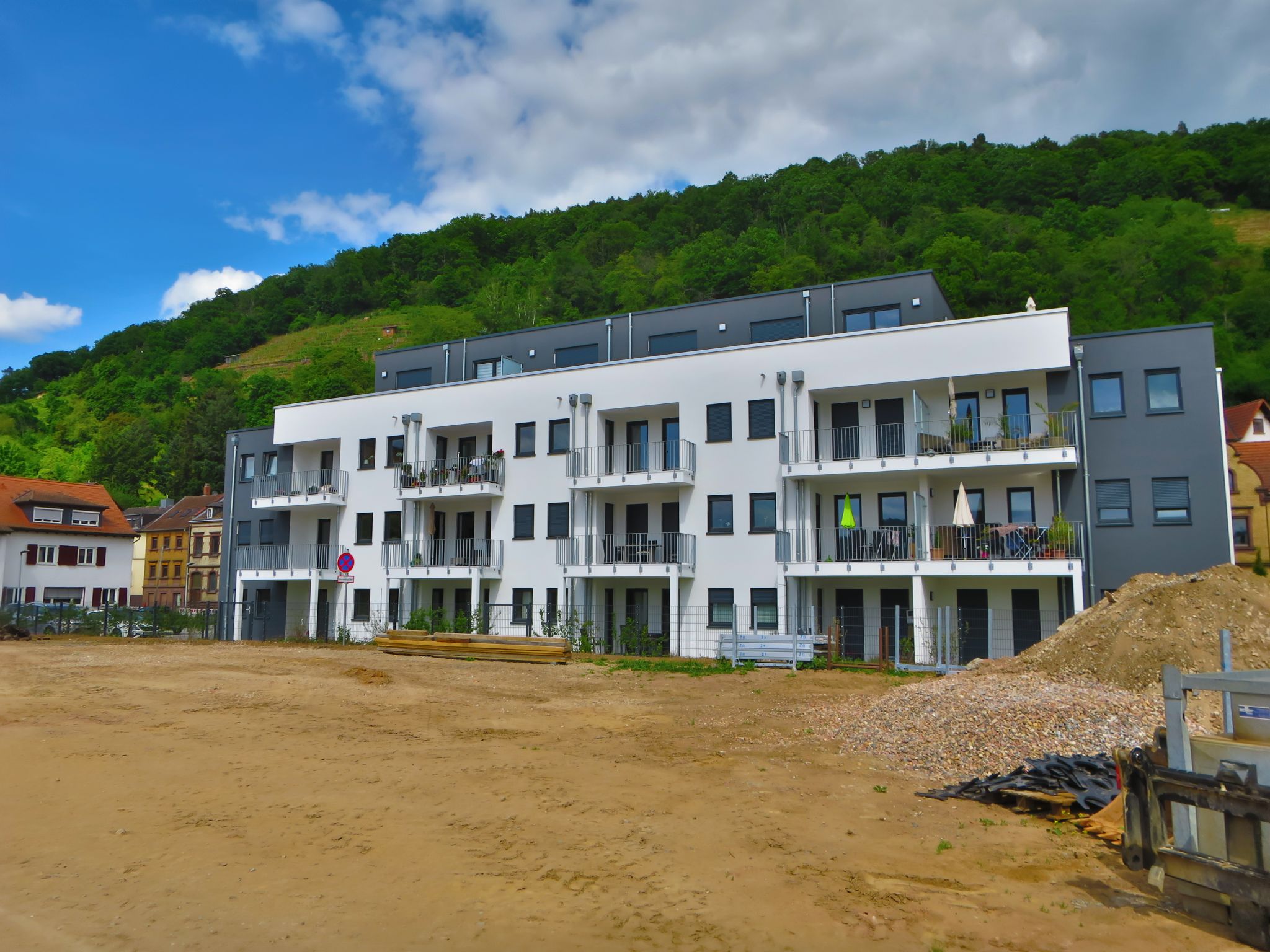 Das fertige Gebäude am 26.05.2025 (Südwestansicht)
