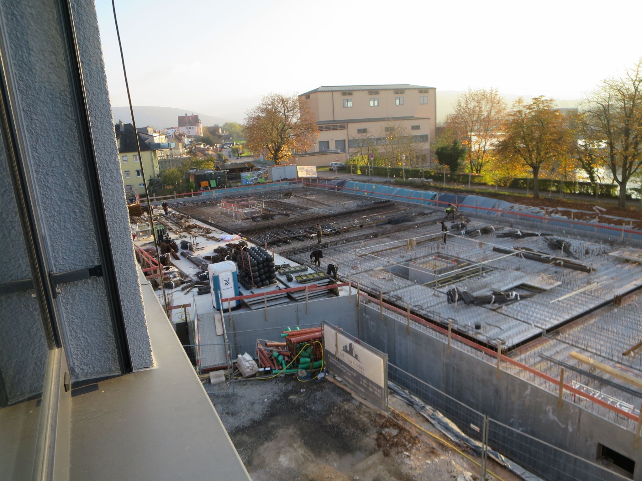 Blick vom Rathaus auf die Baustelle